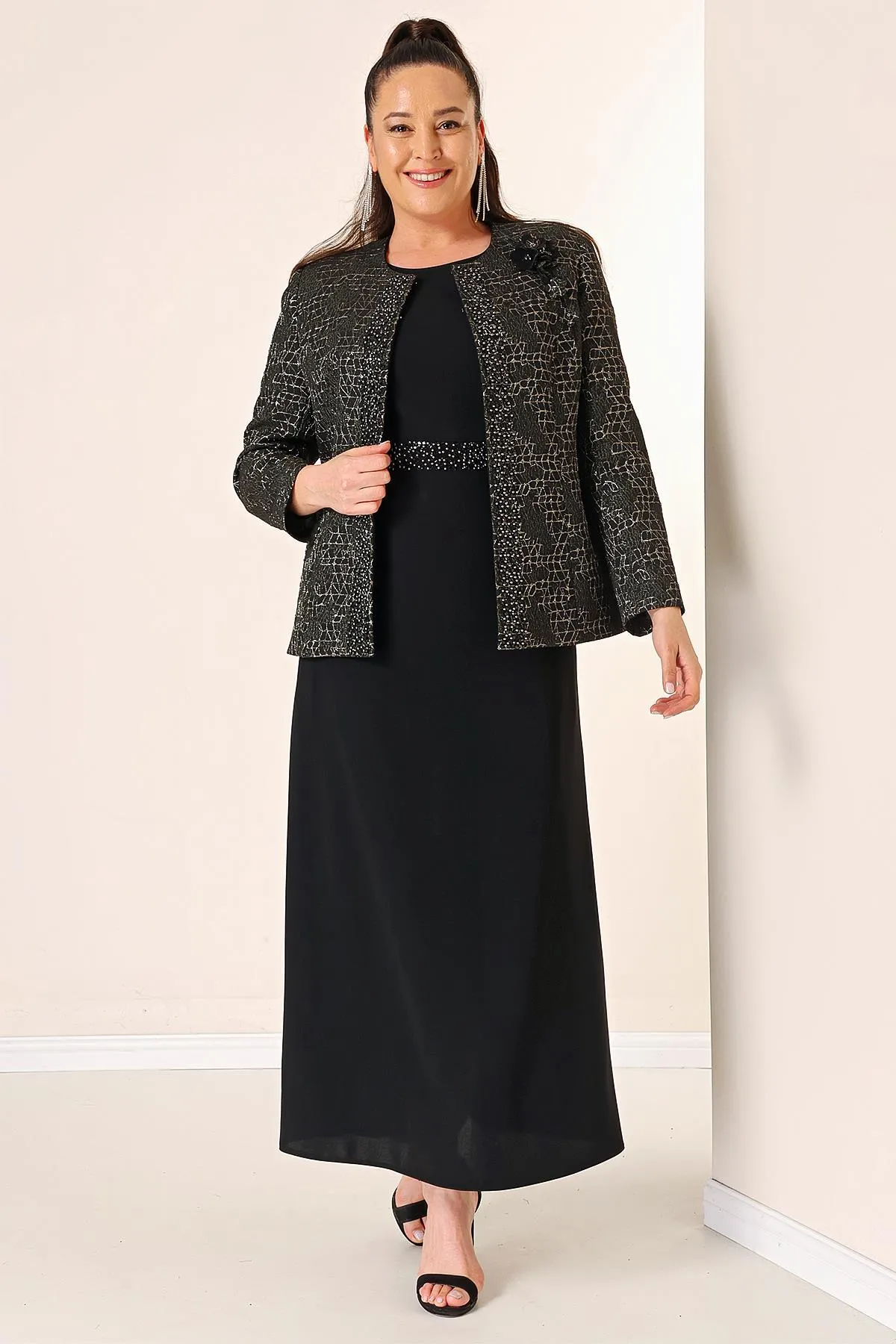 By Saygı  Ärmelloses langes Crêpe-Kleid mit Perlenbesatz in der Taille, Jacquard-Jacke mit Perlenmuster vorne und Futter in Übergröße, 2-teilig