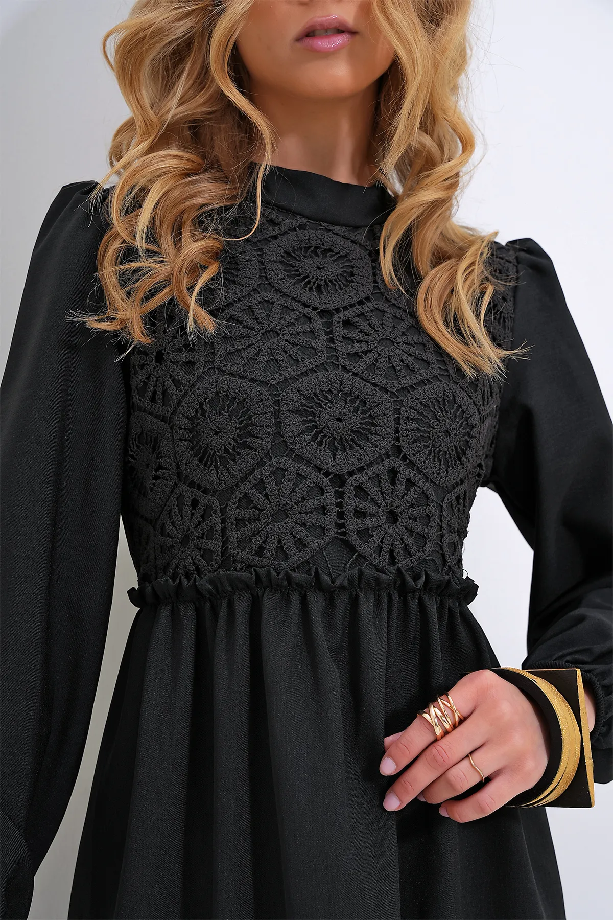 Trend Alaçatı Stili  Schwarzes Damen-Kleid mit Stehkragen, gehäkeltem geflochtenem Reißverschluss auf der Rückseite ALC-X12025