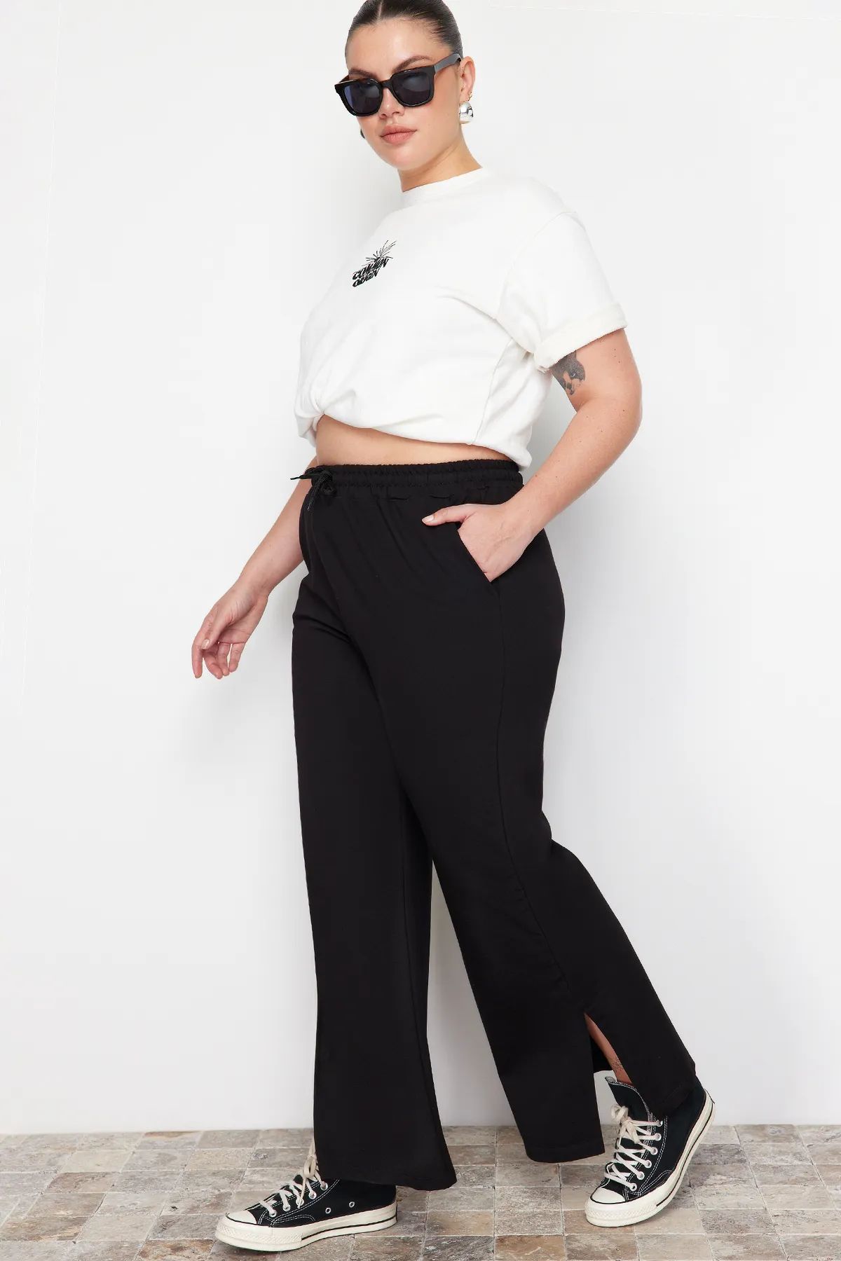 Trendyol Curve  Schwarze, detaillierte, dünne Strick-Jogginghose mit Schlitz TBBAW24AJ00006