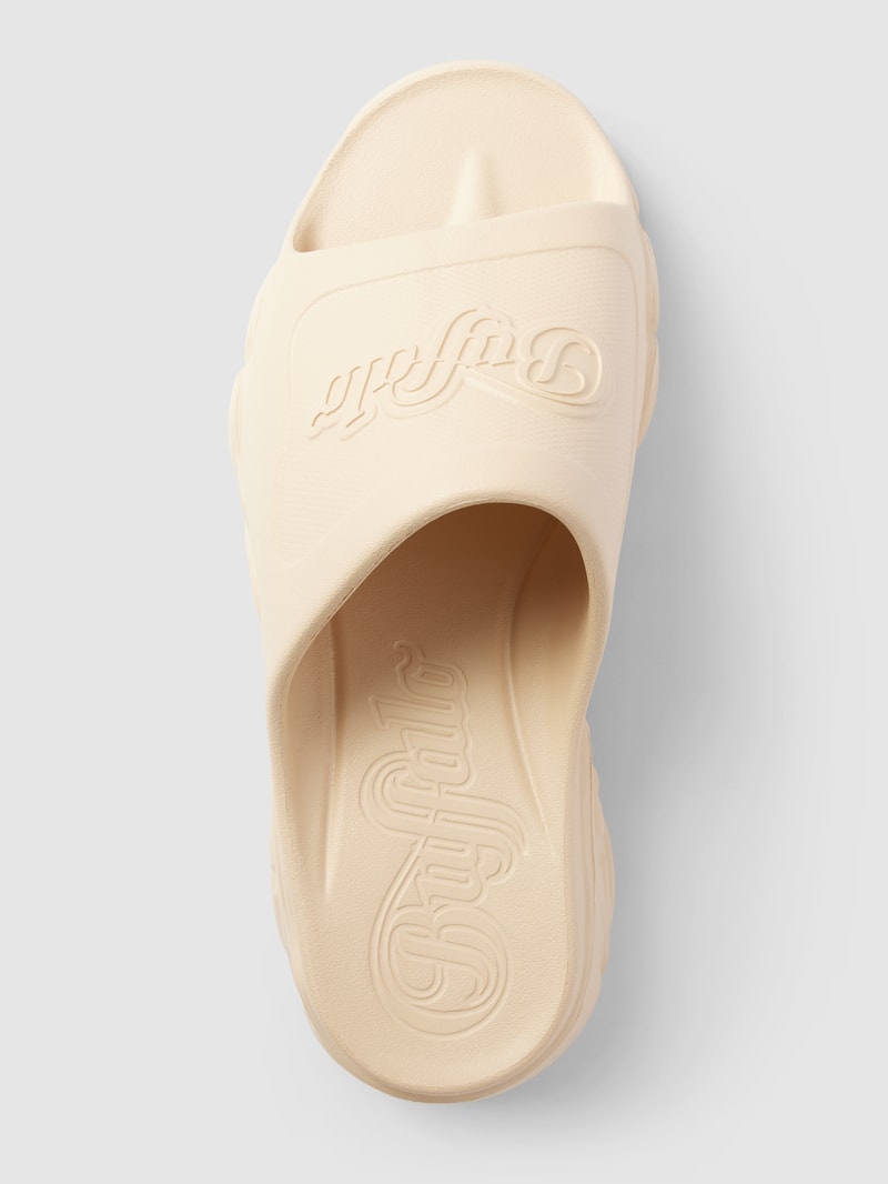 Slides mit Label-Details in beige