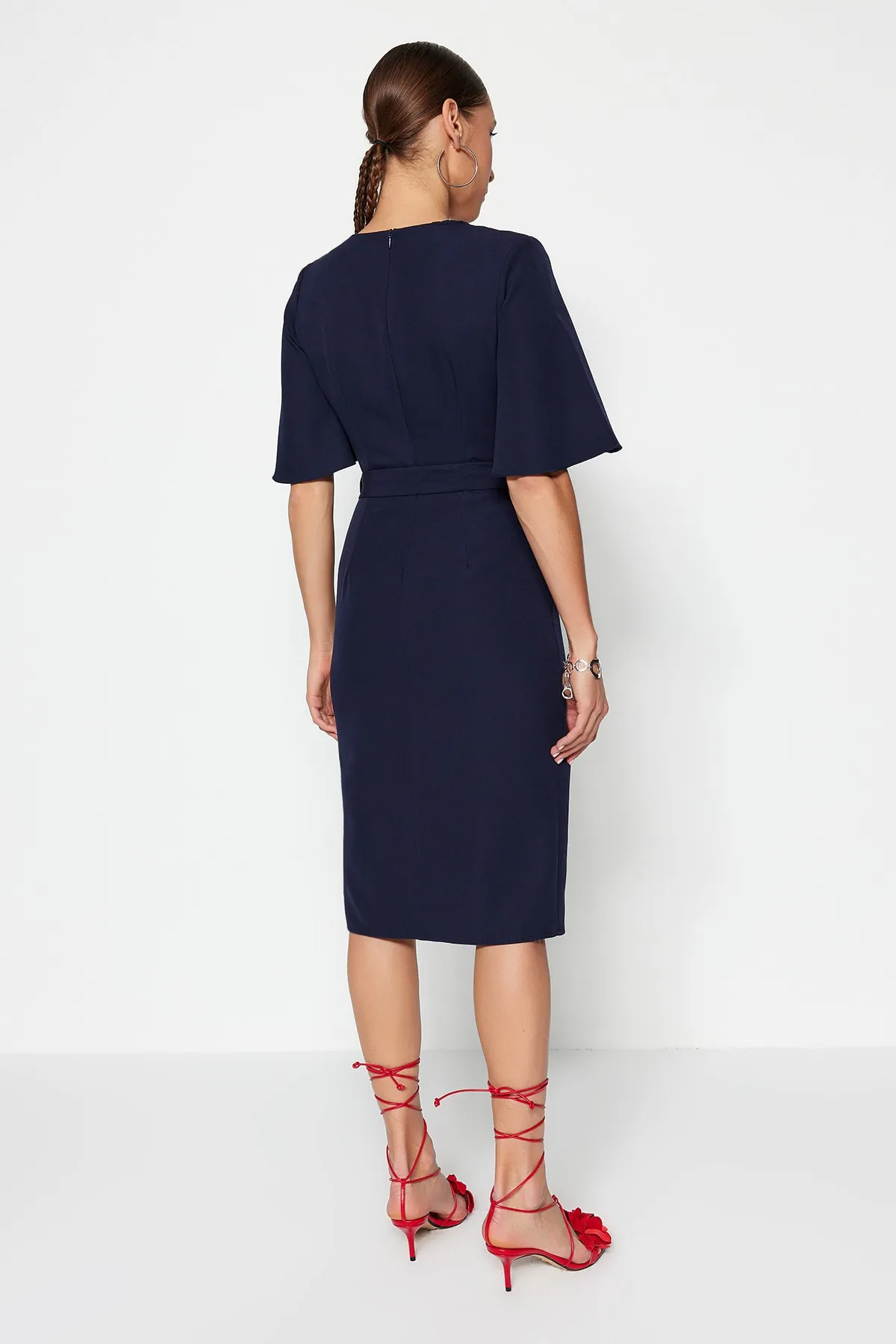 Trendyol Collection  Marineblaues, figurbetontes, gewebtes Schlitzkleid mit Gürtel und Gürtel TOFAW19BB0167