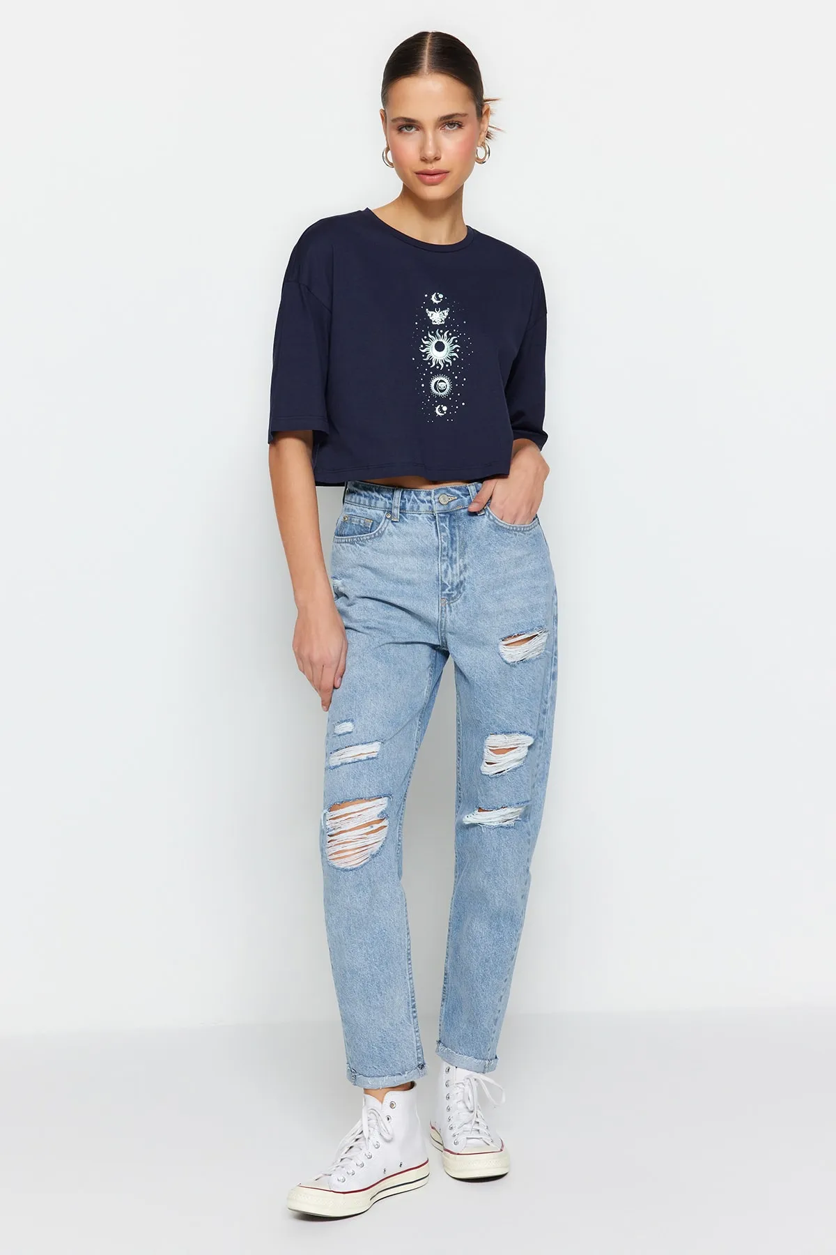 Trendyol Collection  Hellblaue zerrissene High-Bel-Mom-Jeans TWOSS23JE00230
