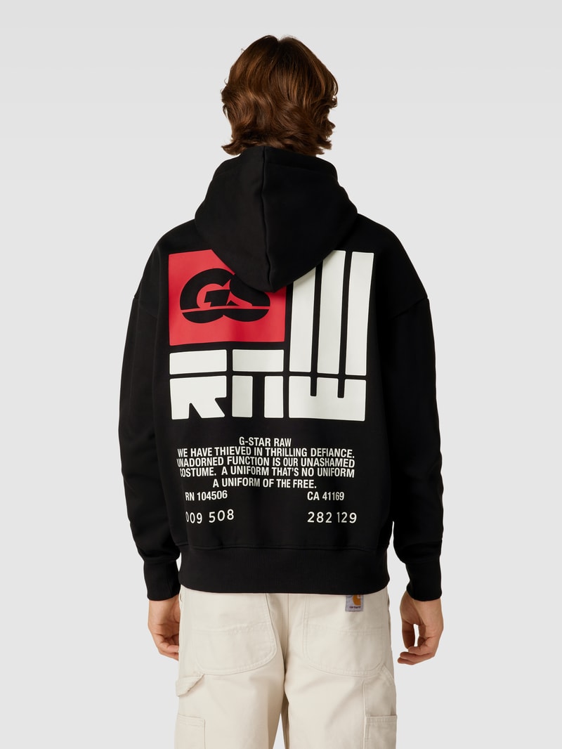Hoodie mit Känguru-Tasche in schwarz