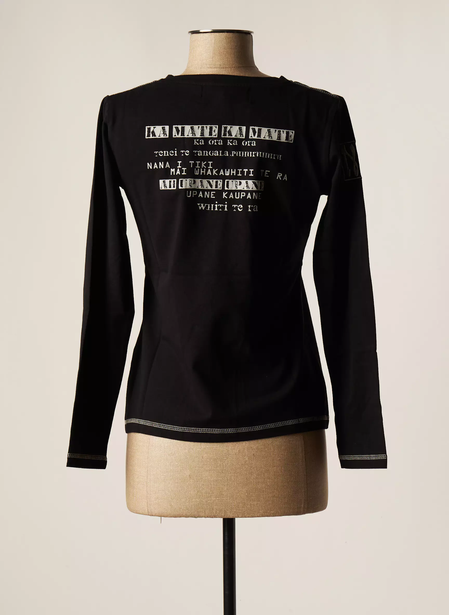 Haka Dance Tshirts Femme couleur noir
