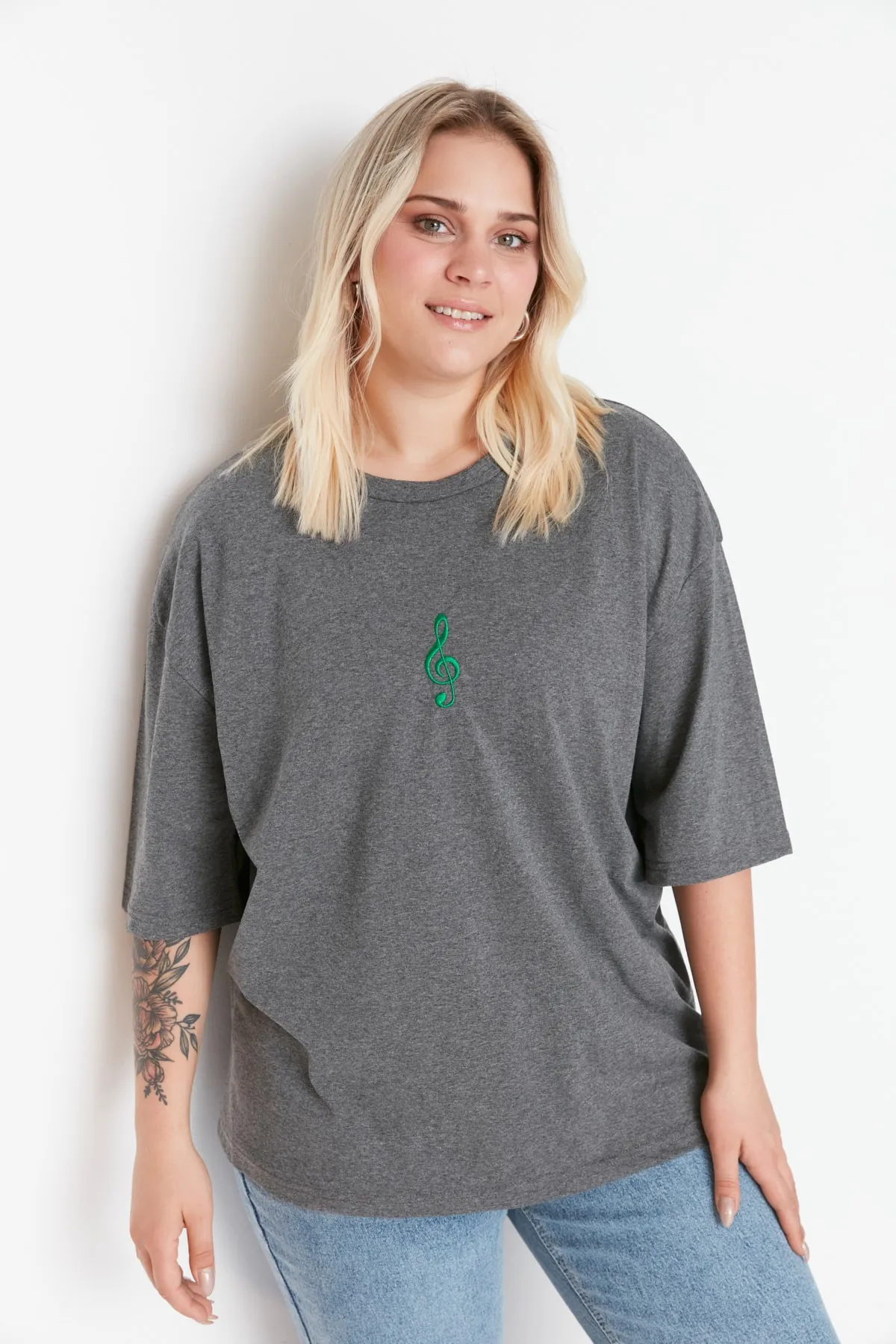 Trendyol Curve  Anthrazitfarbenes, gestricktes, besticktes T-Shirt mit weiter Passform TBBSS22BF00002