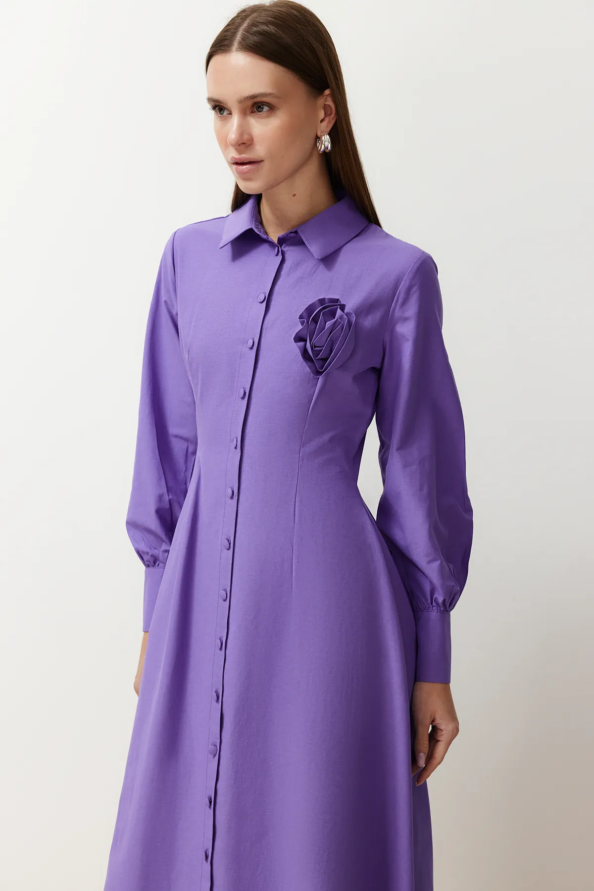Trendyol Modest  Lila gewebtes Hemdblusenkleid mit Blumendetail TCTSS24EB00029