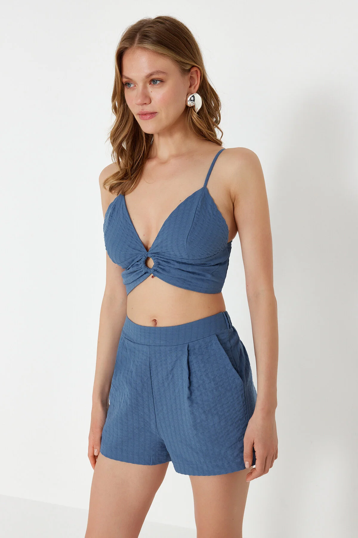 Trendyol Collection  Blaues gewebtes Accessoire-Bluse-Shorts-Set TBESS24AU00064