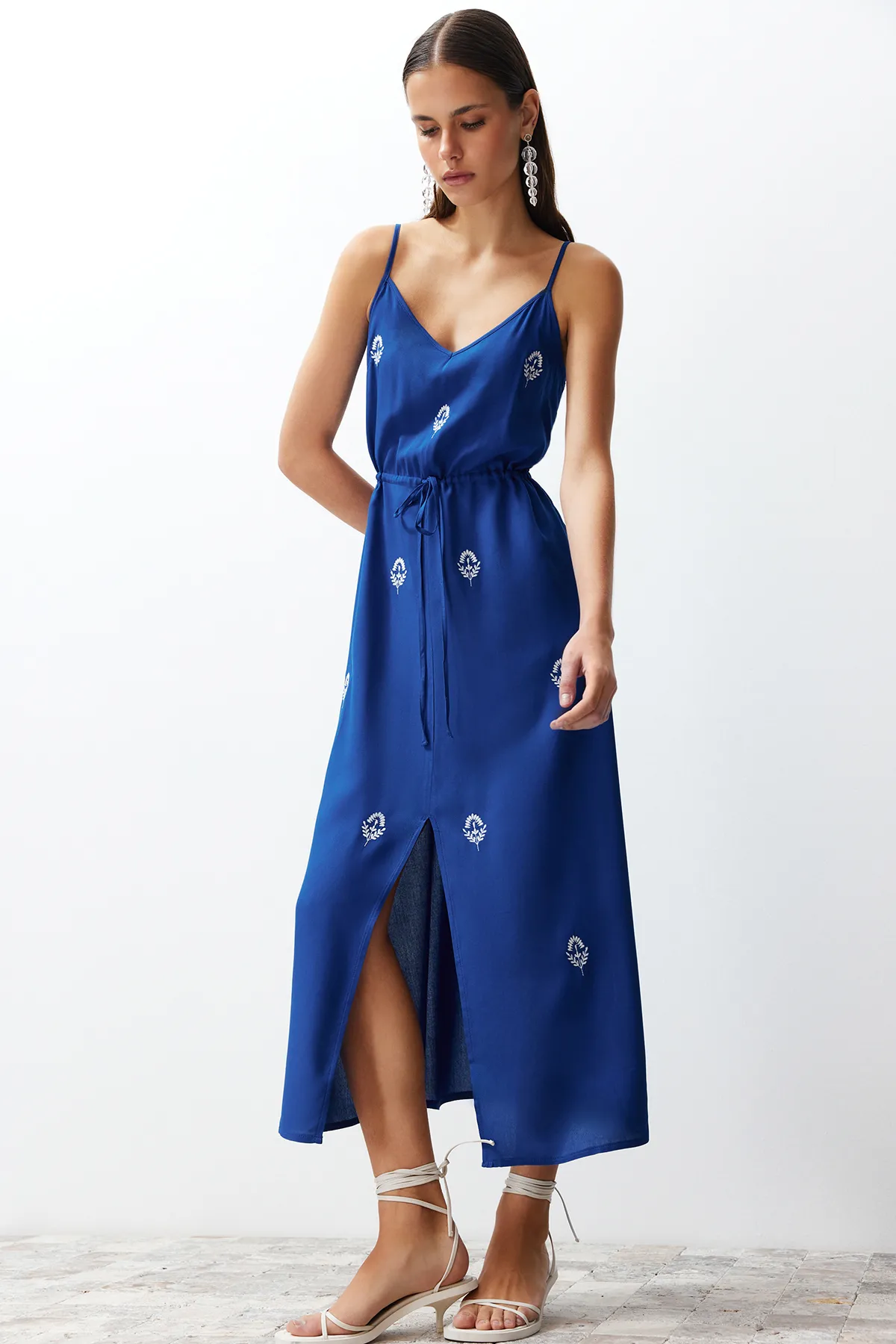 Trendyol Collection  Indigoblaues, gewebtes, besticktes Midikleid TWOSS23EL01431