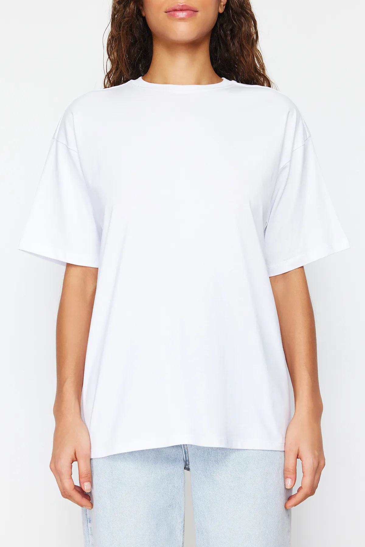 Trendyol Collection  Weißes Premium-Strick-T-Shirt mit Rundhalsausschnitt in Übergröße/weiter Passform aus 100 % Baumwolle TWOSS23TS00040