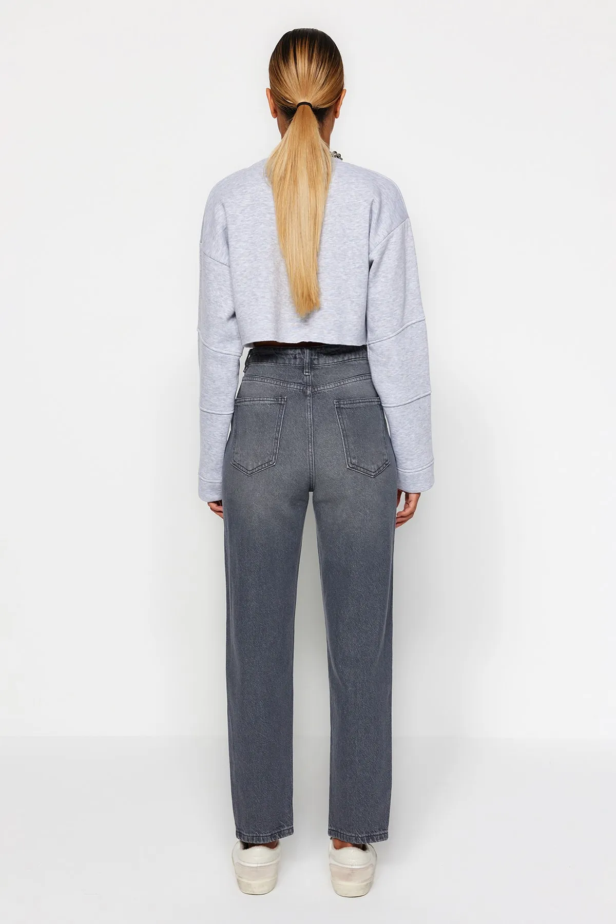 Trendyol Collection  Graue Mom-Jeans mit hoher Taille TWOAW24JE00076