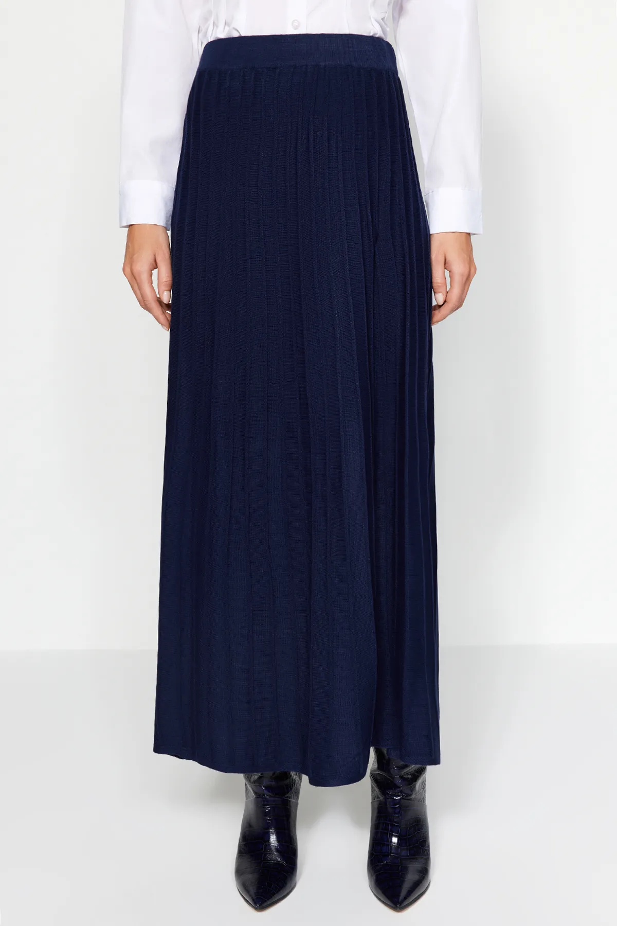 Trendyol Modest  Marineblaues Strickoberteil- und -unterteil-Set mit geknöpftem Cardigan-Rock TCTAW24US00043