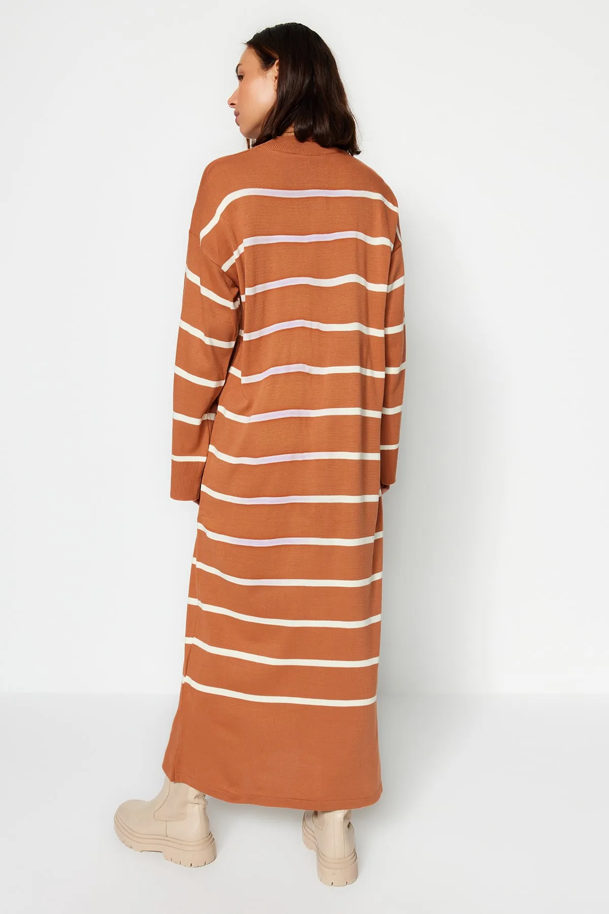 Trendyol Modest  Hellbraunes Strickkleid mit gestreiften Ärmeln und Schlitzdetails TCTAW24EB00018