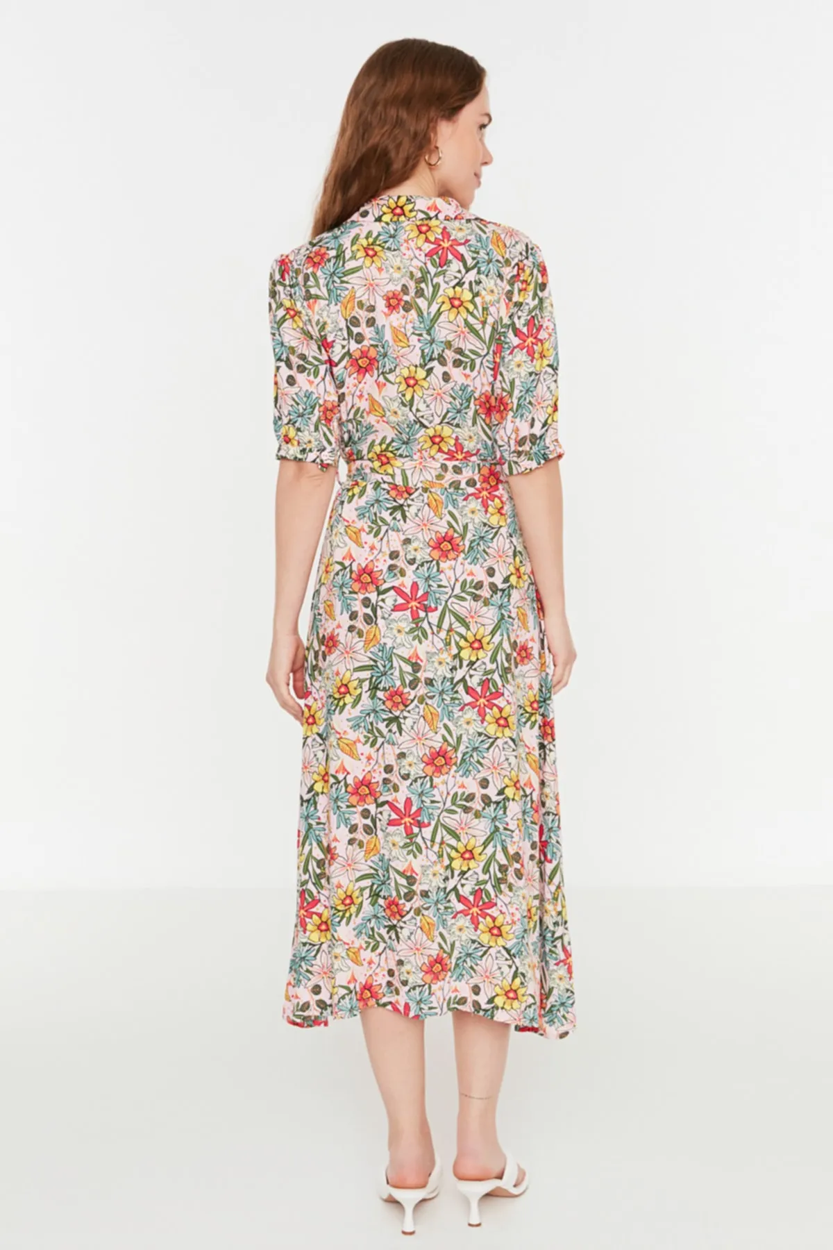 Trendyol Collection  Lilafarbenes, gewebtes Midi-Hemdkleid aus Viskose mit Blumendruck und Gürtel TWOSS20EL1559