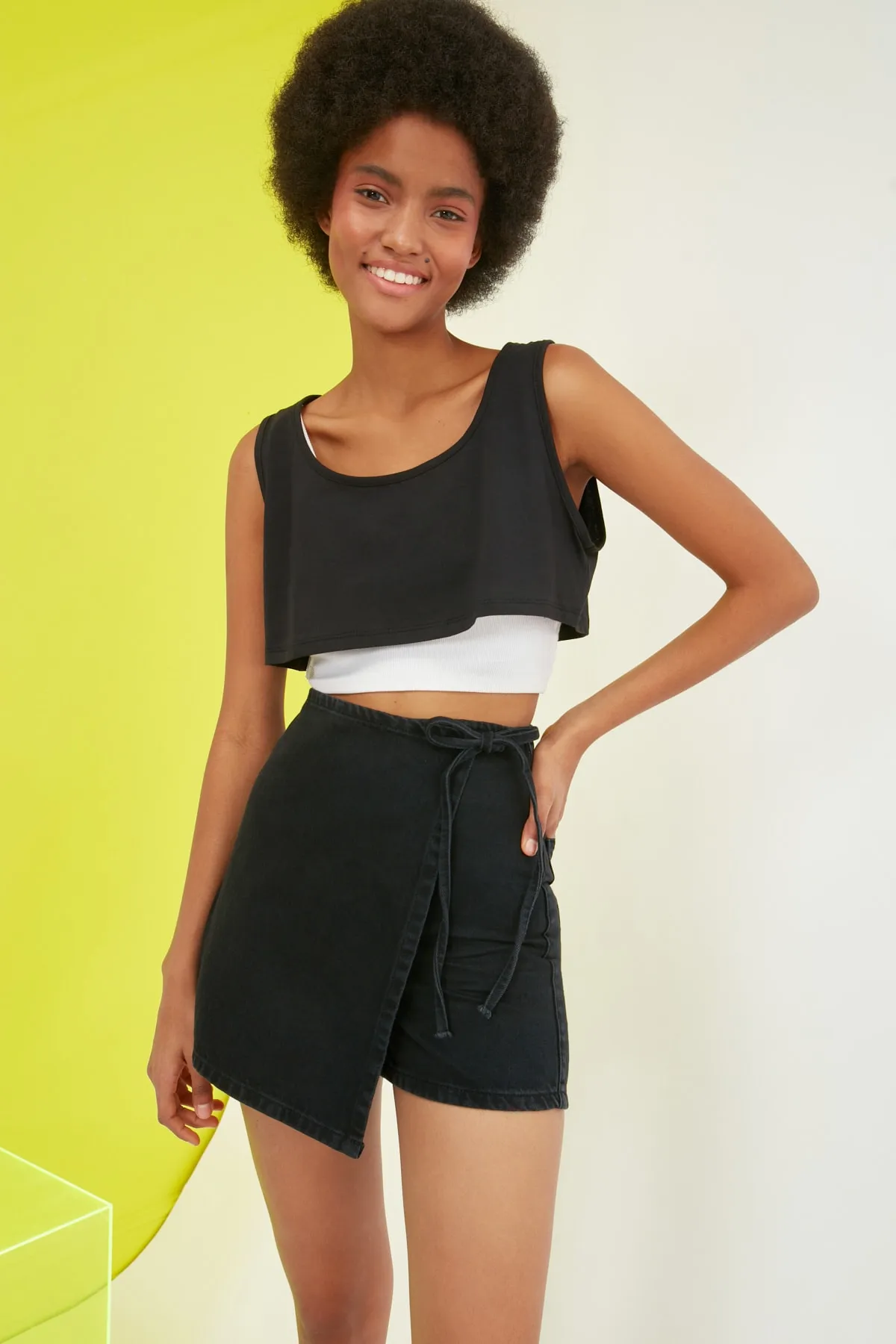 Trendyol Collection  Schwarze asymmetrische Jeansshorts und Bermuda