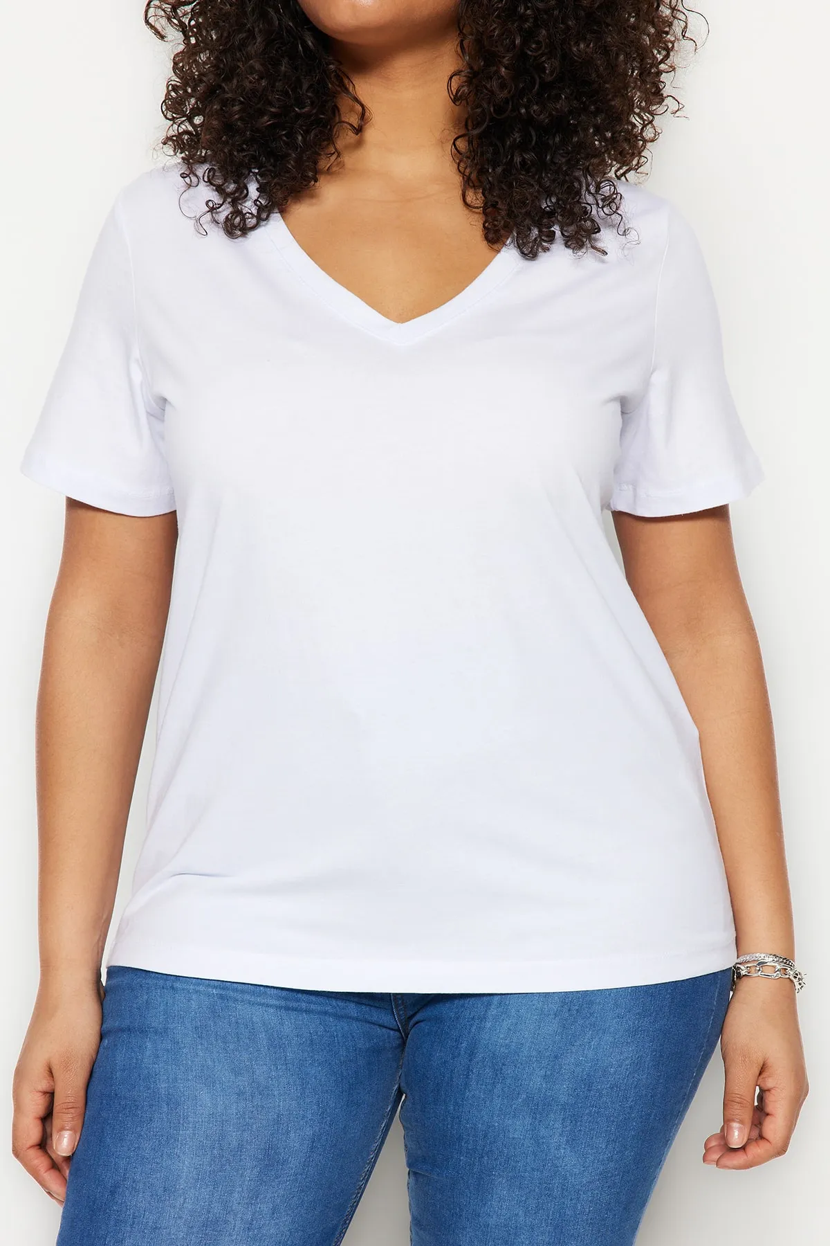 Trendyol Curve  Weißes Basic-Strick-T-Shirt mit V-Ausschnitt TBBSS22BF0028