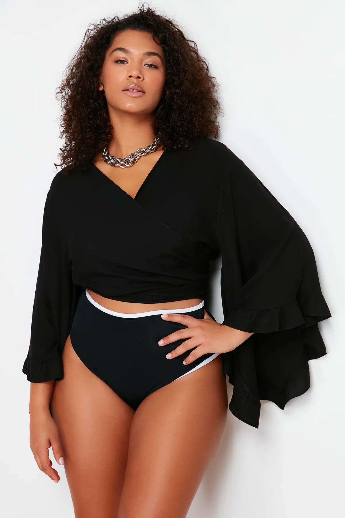 Trendyol Curve  Schwarze kurze Bluse mit gewebtem Volant TBBSS24AF00071
