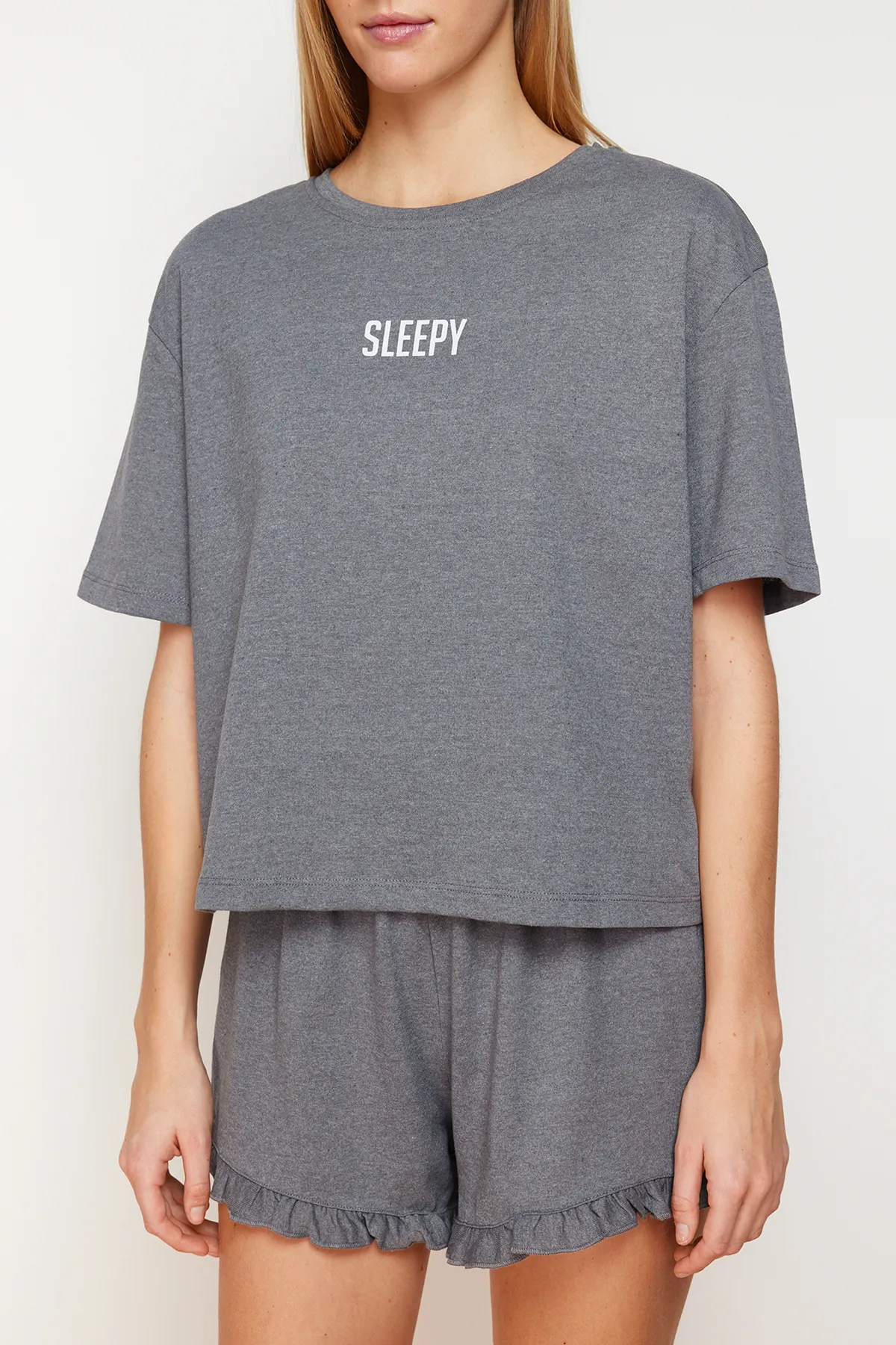 Trendyol Collection  Anthrazitfarbenes Melange-Baumwoll-Slogan-bedrucktes, detailliertes Strick-Pyjama-Set mit Rüschen THMSS24PT00114