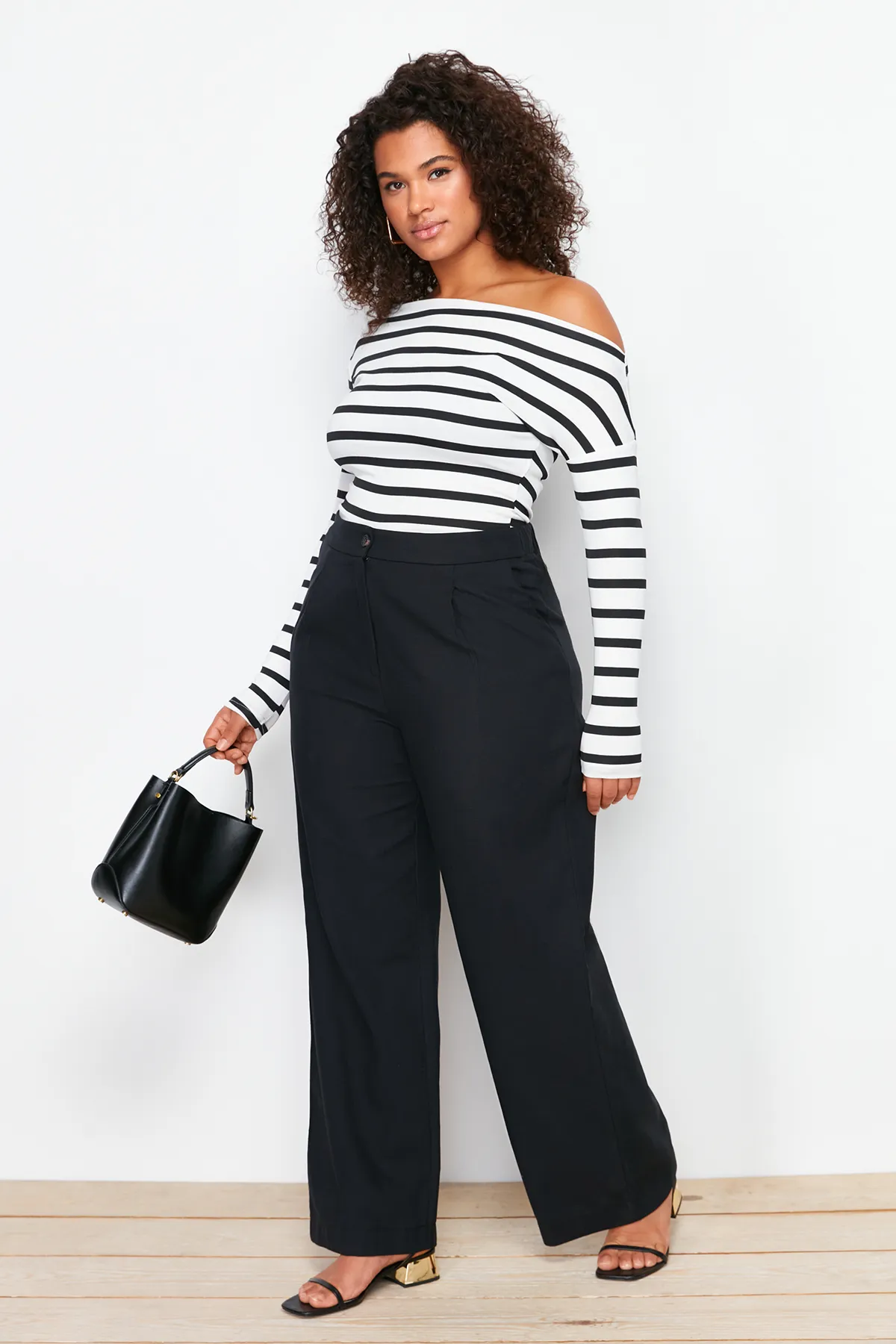 Trendyol Curve  Schwarze Webhose mit hoher Taille und weitem Bein TBBSS24AR00022