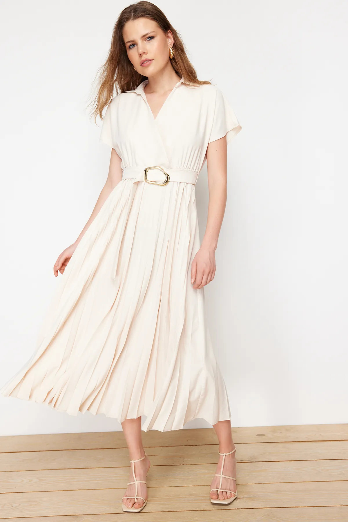 Trendyol Collection  Ecrufarbenes gewebtes Maxikleid mit Gürtelrock, zweireihigem Plisseekragen TWOSS24EL00622