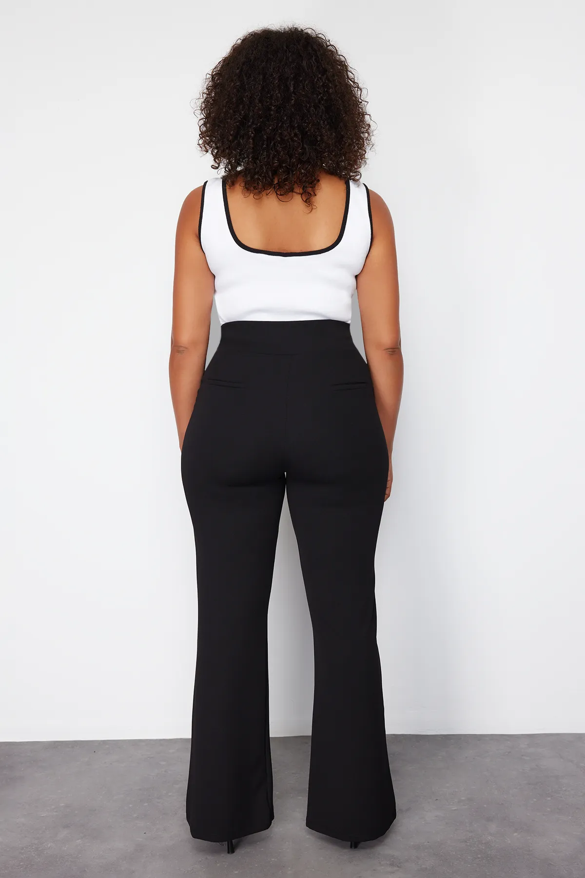 Trendyol Curve  Schwarze Schlaghose mit hoher Taille - TBBSS24AR00030