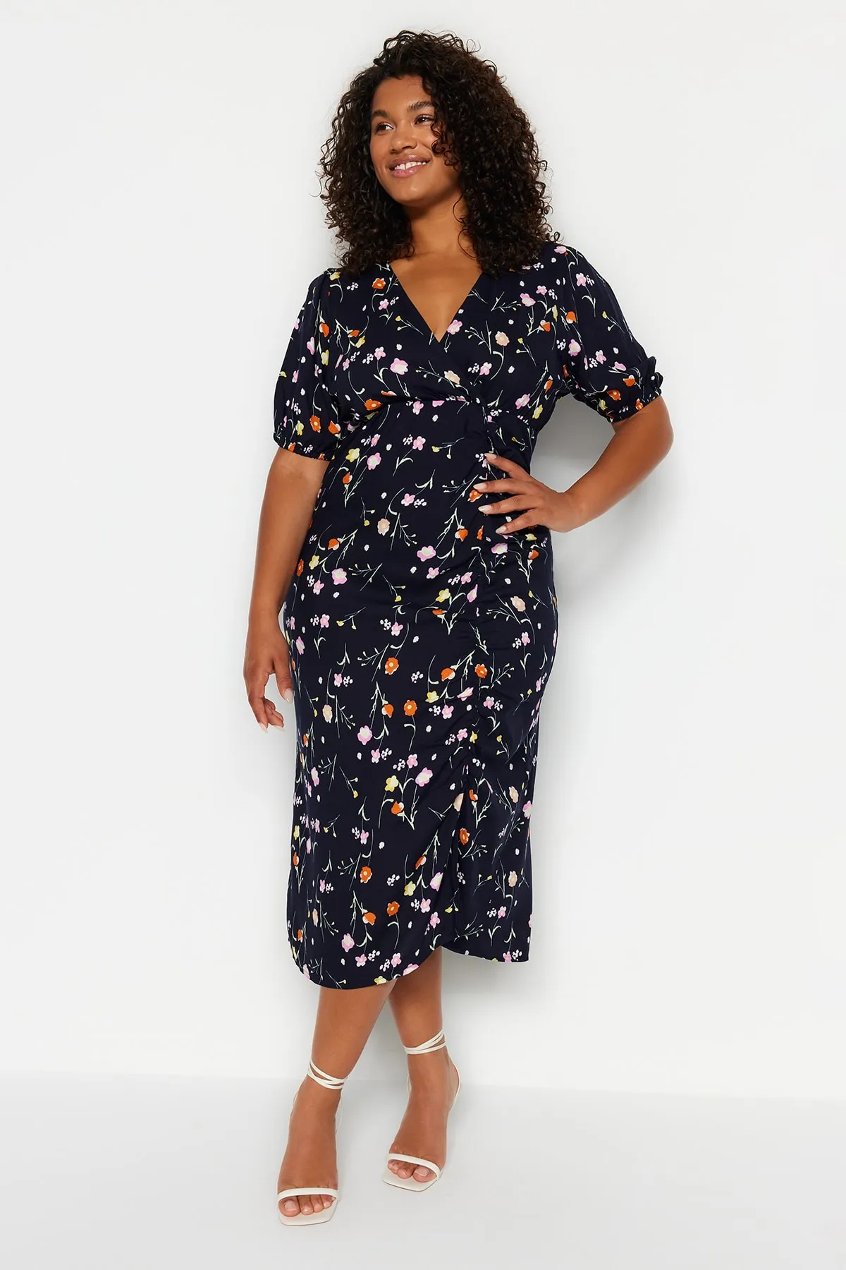 Trendyol Curve  Marineblaues gewebtes Kleid mit zweireihigem Kragen und Blumenmuster TBBSS23AH00255