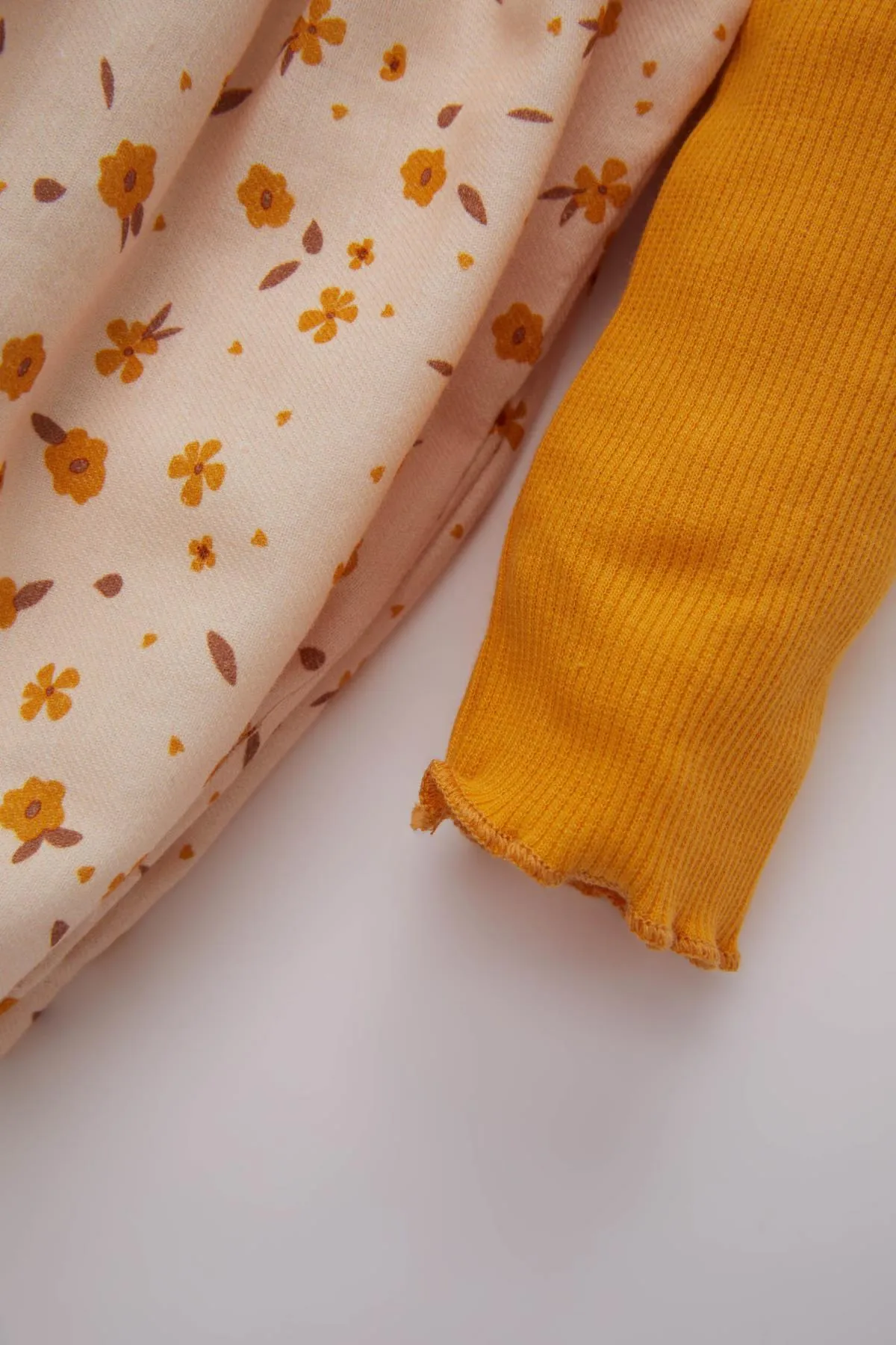 DeFacto  Baby-Mädchen Blumenkleid mit langen Ärmeln und geripptem Trägertop C0536a524sp