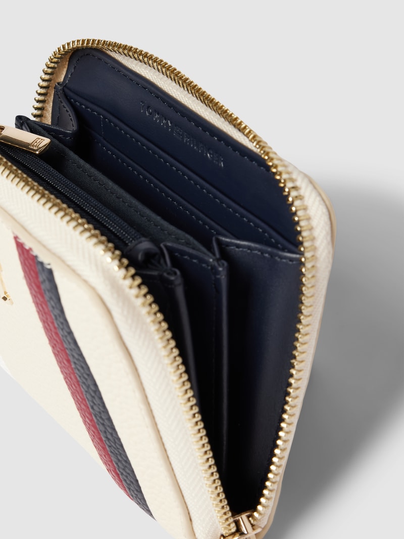 Portemonnaie mit Label-Applikation in sand