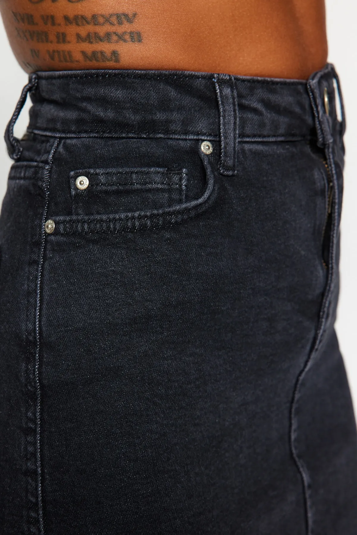 Trendyol Collection  Schwarzer Basic-Mini-Jeansrock mit hoher Taille TWOSS20ET0241