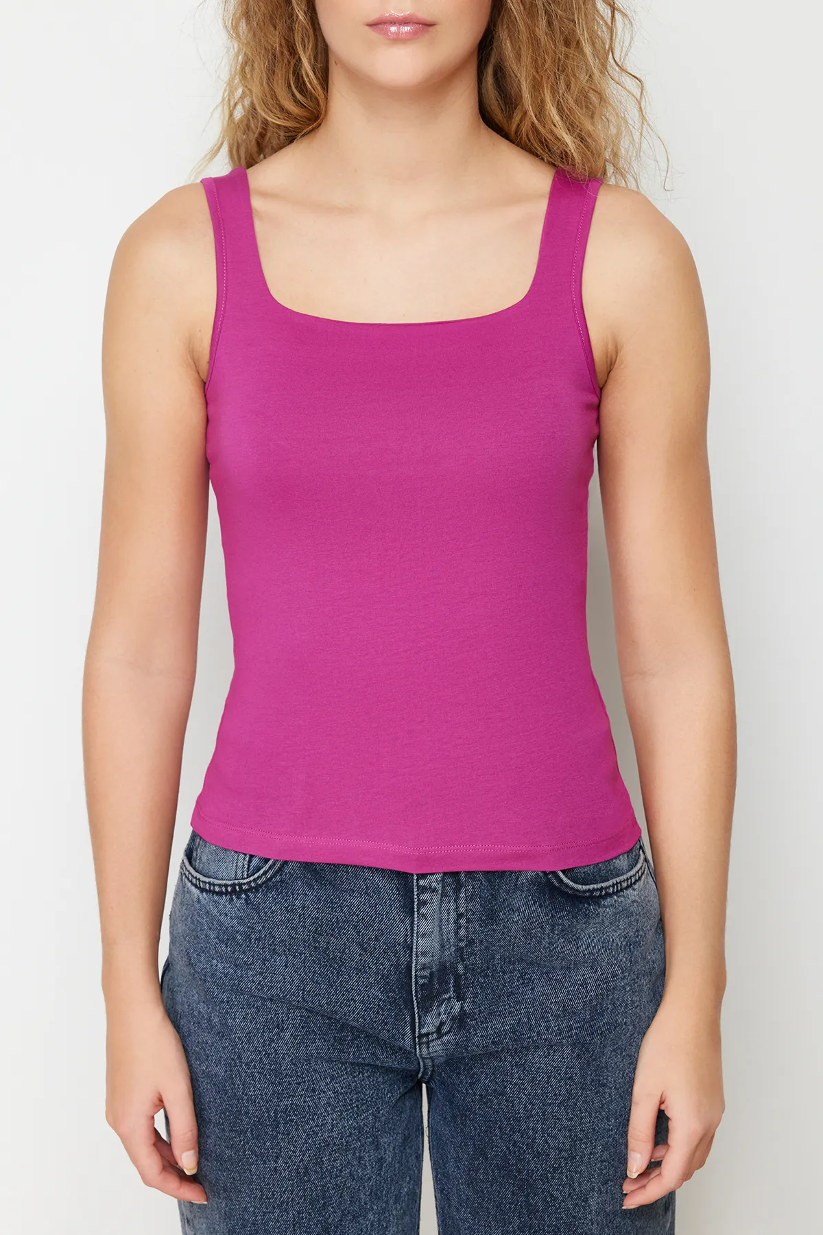 Trendyol Collection  Fuchsiafarbenes figurbetontes Strick-Tanktop mit eckigem Kragen und Riemchendesign TWOSS24AL00036