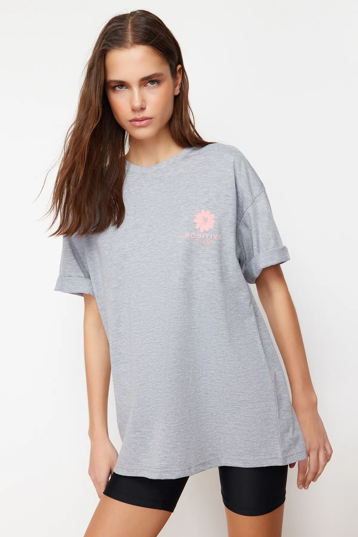 Trendyol Collection  Grau meliertes, hinten bedrucktes, übergroßes/weites Strick-T-Shirt mit Rundhalsausschnitt TWOSS23TS00321