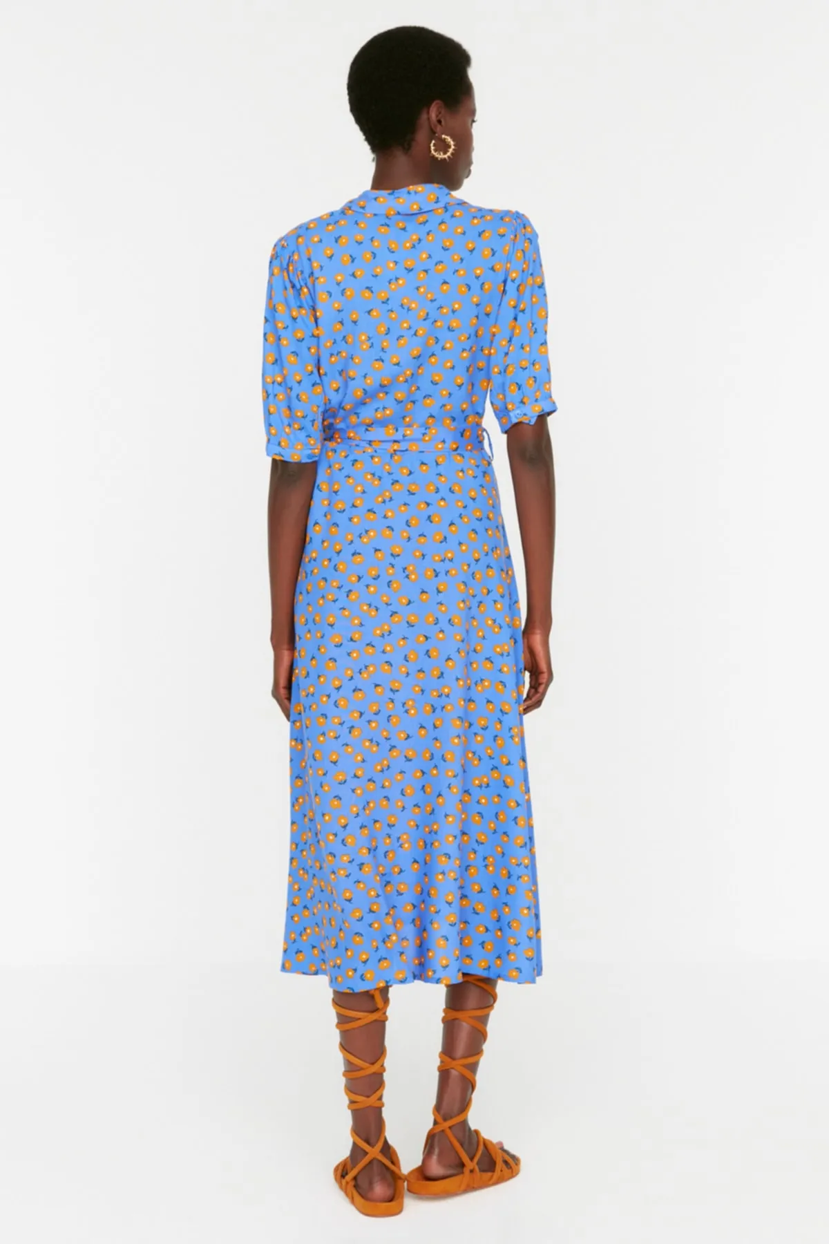 Trendyol Collection  Blaues, gewebtes Midi-Hemdkleid aus Viskose mit Blumenmuster und Gürtel TWOSS20EL1559