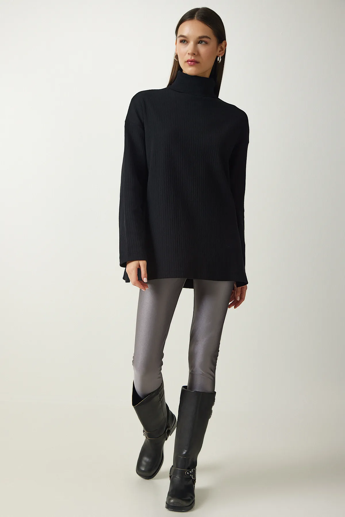 Happiness İstanbul  Schwarze, gerippte, übergroße Strickbluse mit Rollkragen für Damen UB00213