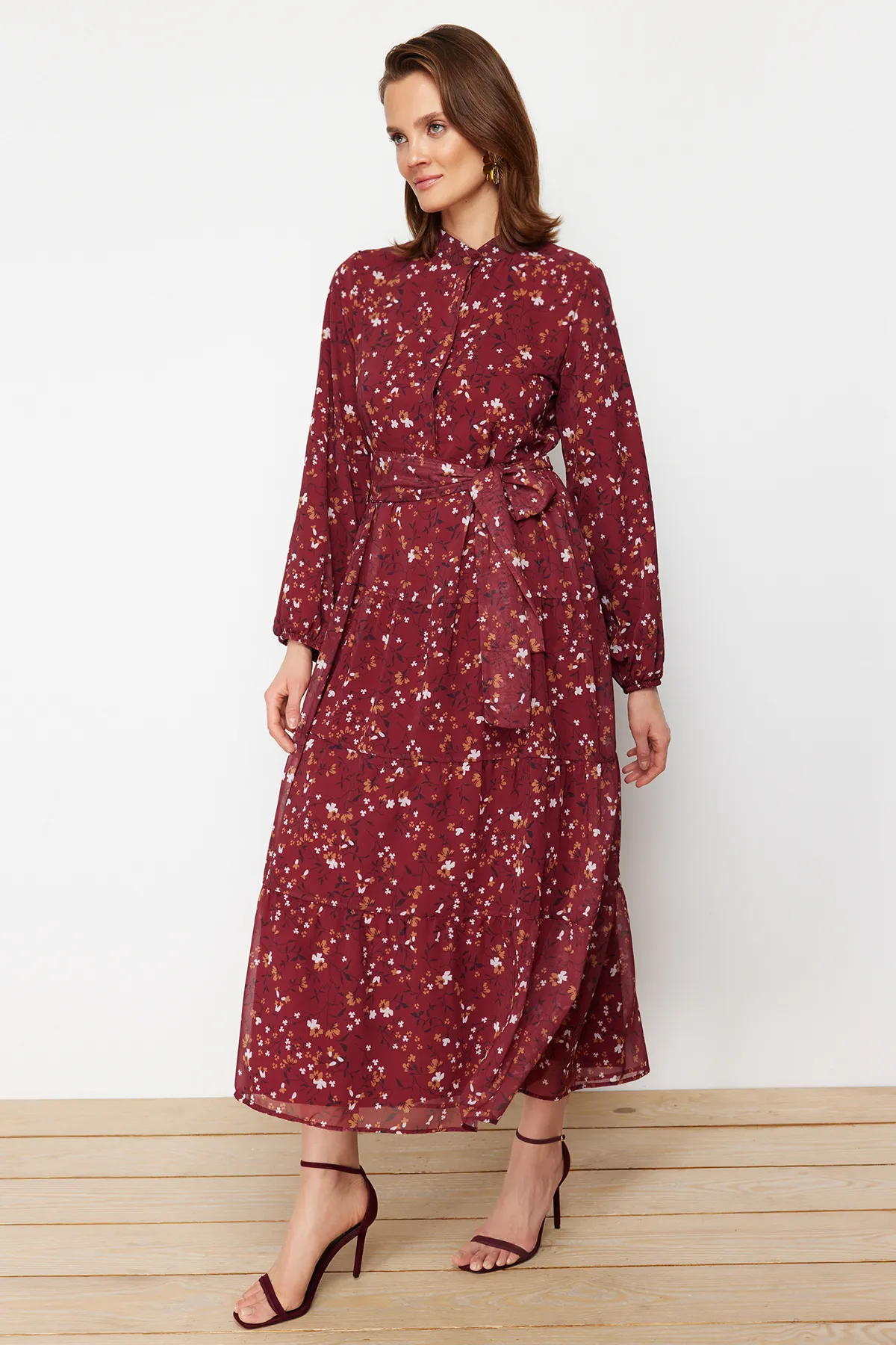 Trendyol Modest  Burgunderrotes Kleid aus gewebtem Chiffon mit Blumenmuster, Gürtel und Stehkragen und Futter TCTSS21EL3346