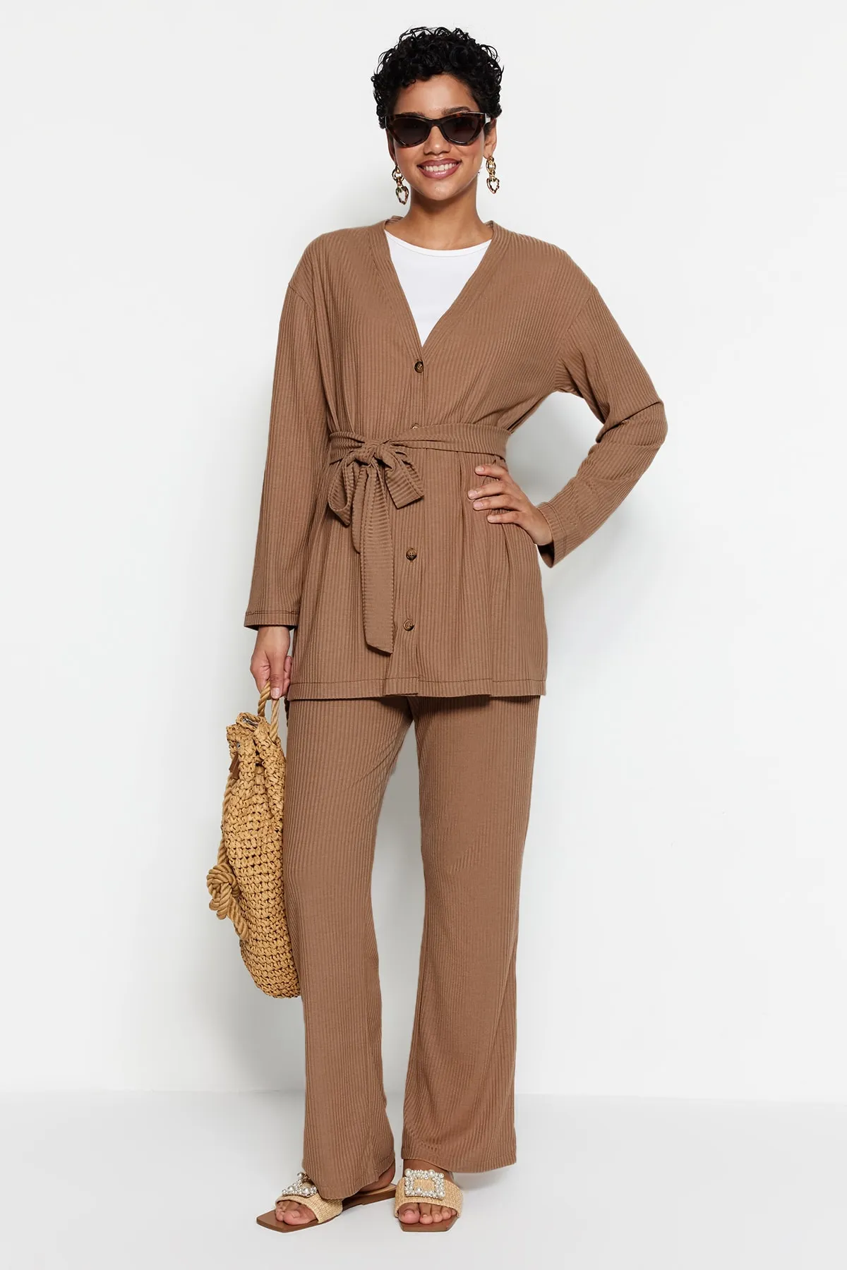 Trendyol Modest  Beiges Strick-Tunika-Hosen-Set mit Bindedetail vorne TCTSS23US00003