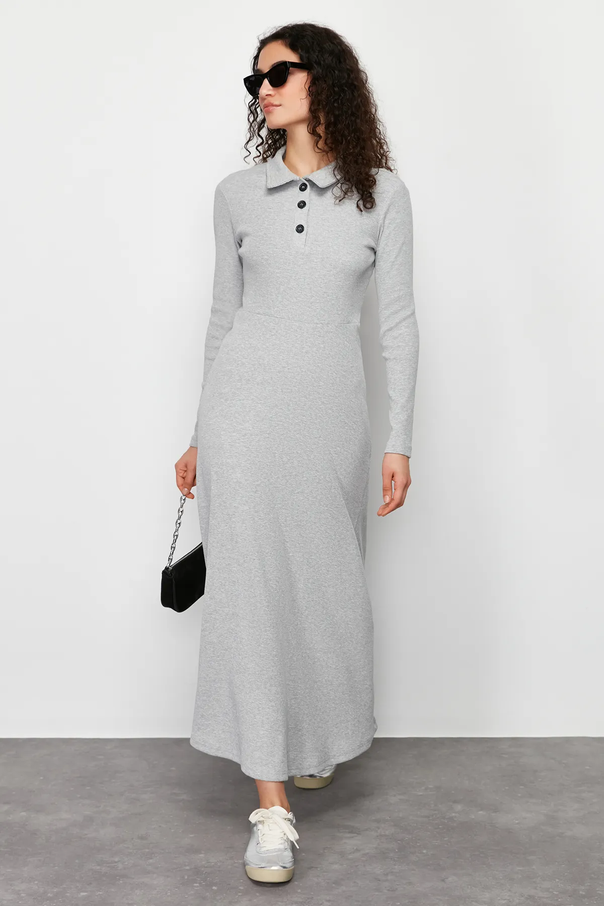 Trendyol Modest  Graues schlichtes Strickkleid mit Polokragen und Knopfdetail TCTSS24EB00123