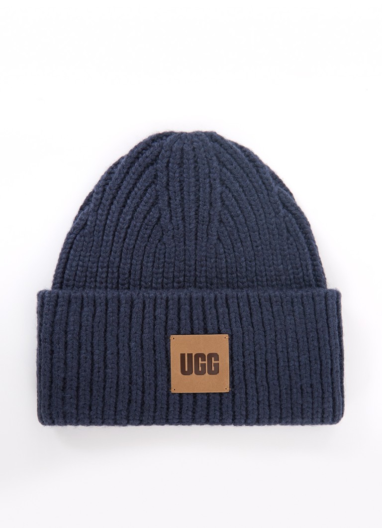Căciulă UGG groasă din lână cu nervuri și logo