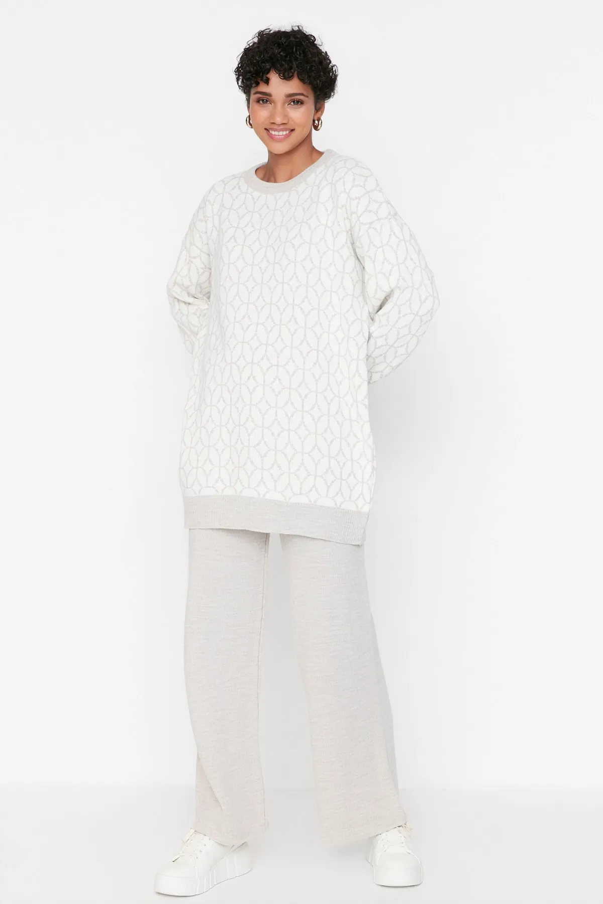 Trendyol Modest  Beiges Strickset aus Pullover und Hose mit geometrischem Muster TCTAW23US00006