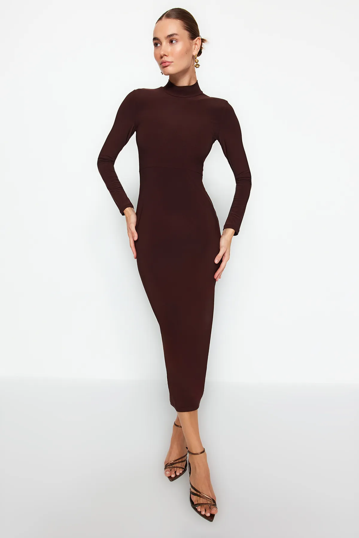 Trendyol Collection  Braunes, tailliertes/tailliertes Maxi-Bleistiftkleid aus flexiblem Strick mit Stehkragen TWOAW24EL00614
