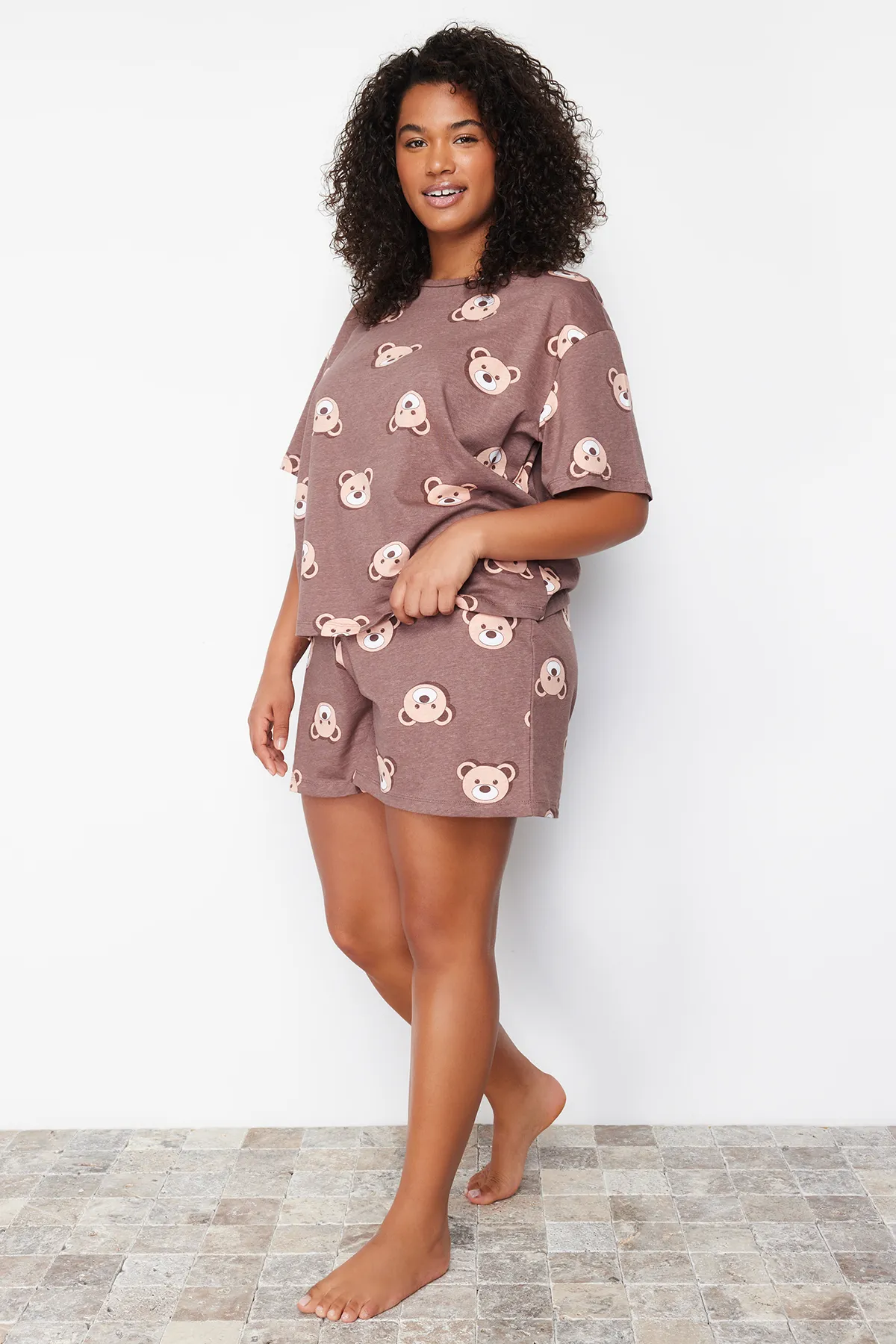 Trendyol Curve  Braunes Pyjama-Set aus Baumwollstrick mit Teddybär-Aufdruck TBBSS23AI00022