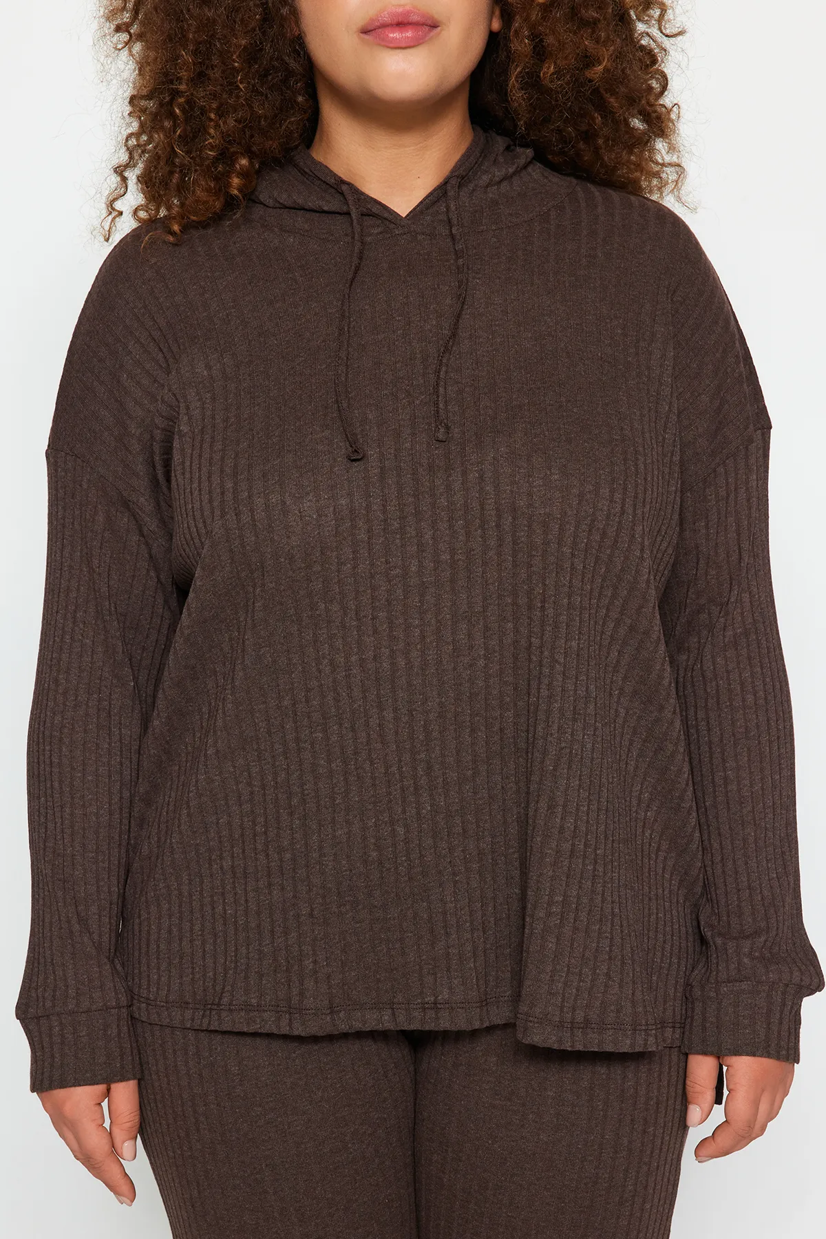 Trendyol Curve  Braunes, entspanntes Camisole-Set in Übergröße mit Kapuze und Oberteil TBBAW23CP00016