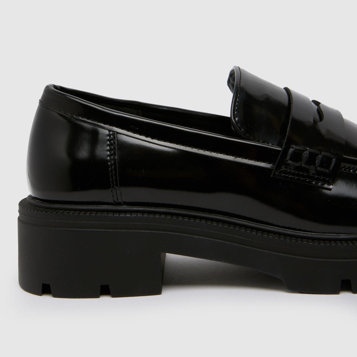 Schuh – Wide Fit – Livia – Svarta, grova, platta loafers i lack med wide fit-mönster