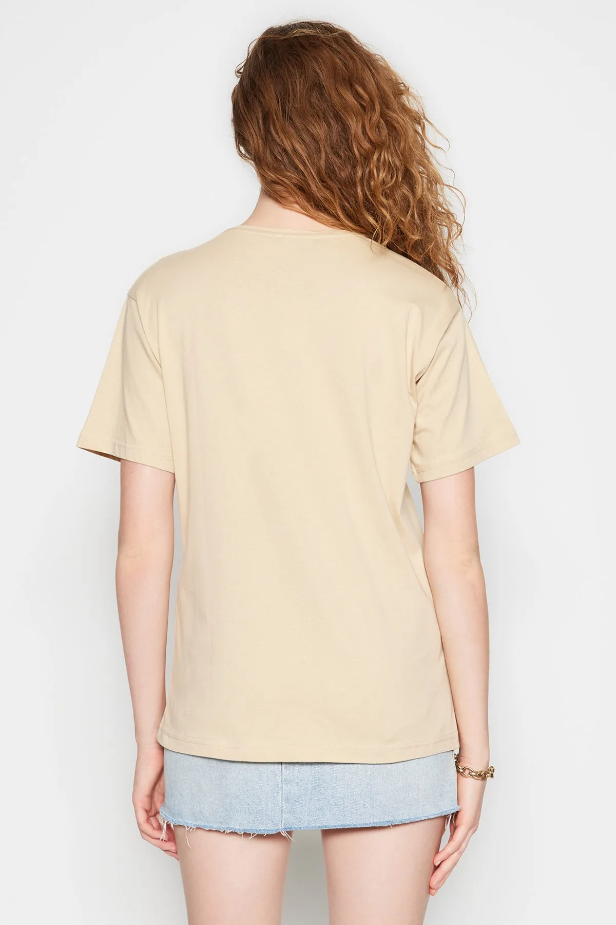 Trendyol Collection  Beigefarbenes, übergroßes/weites Strick-T-Shirt mit Rundhalsausschnitt aus 100 % Baumwolle TWOSS20TS0134