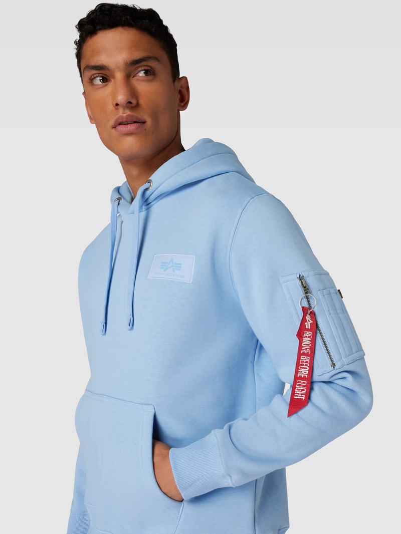 Hoodie mit Label-Patch in hellblau