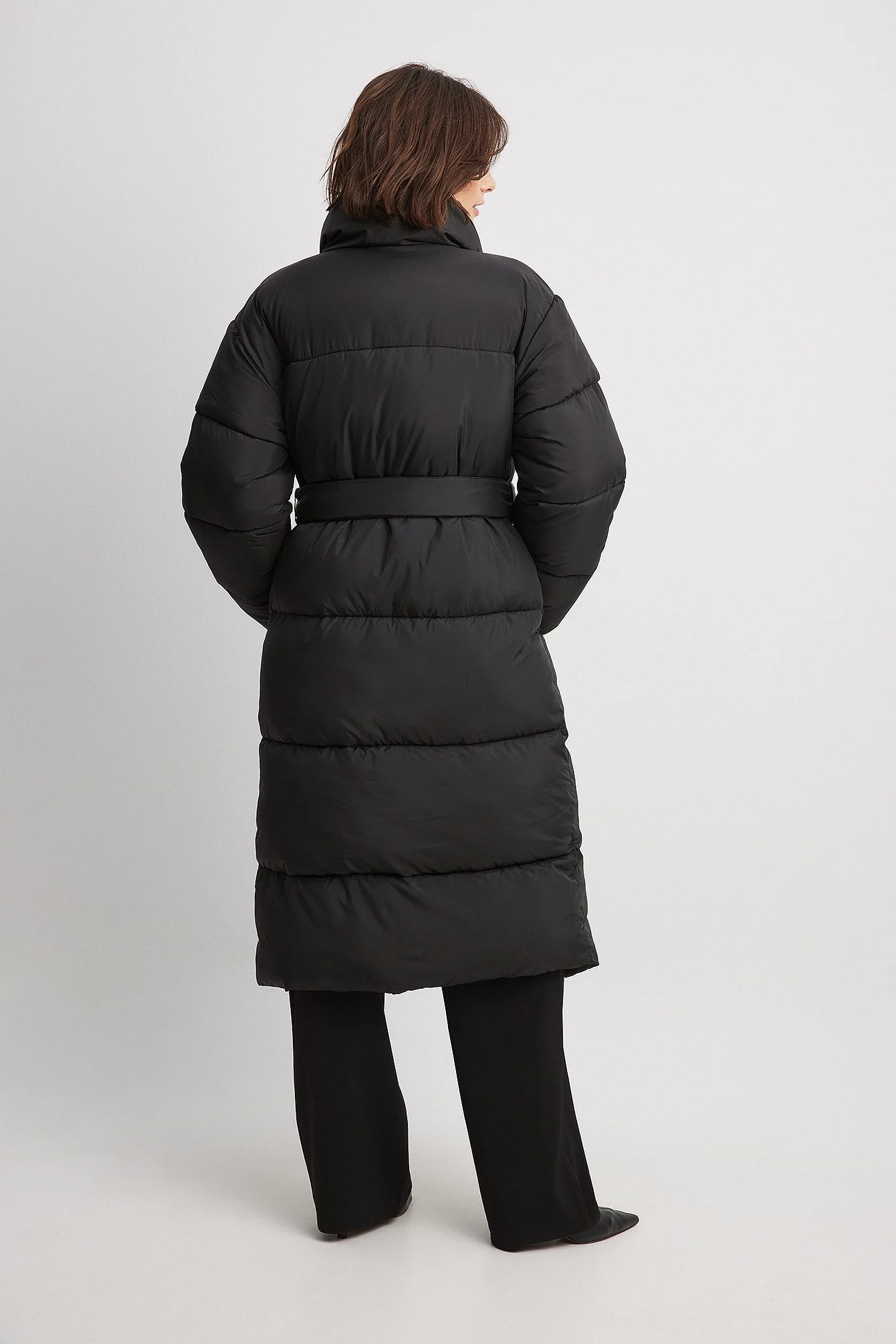 Lange gefütterte Jacke mit Gürtel