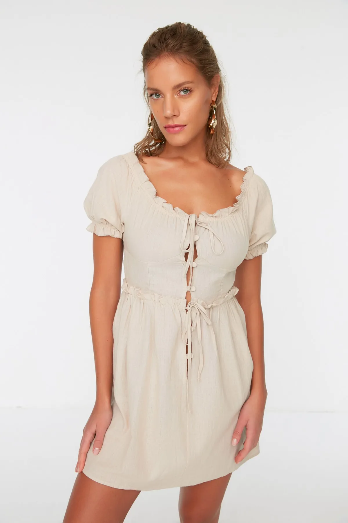 Trendyol Collection  Beigefarbenes Strandkleid mit Knopfdetail TBESS21EL3908