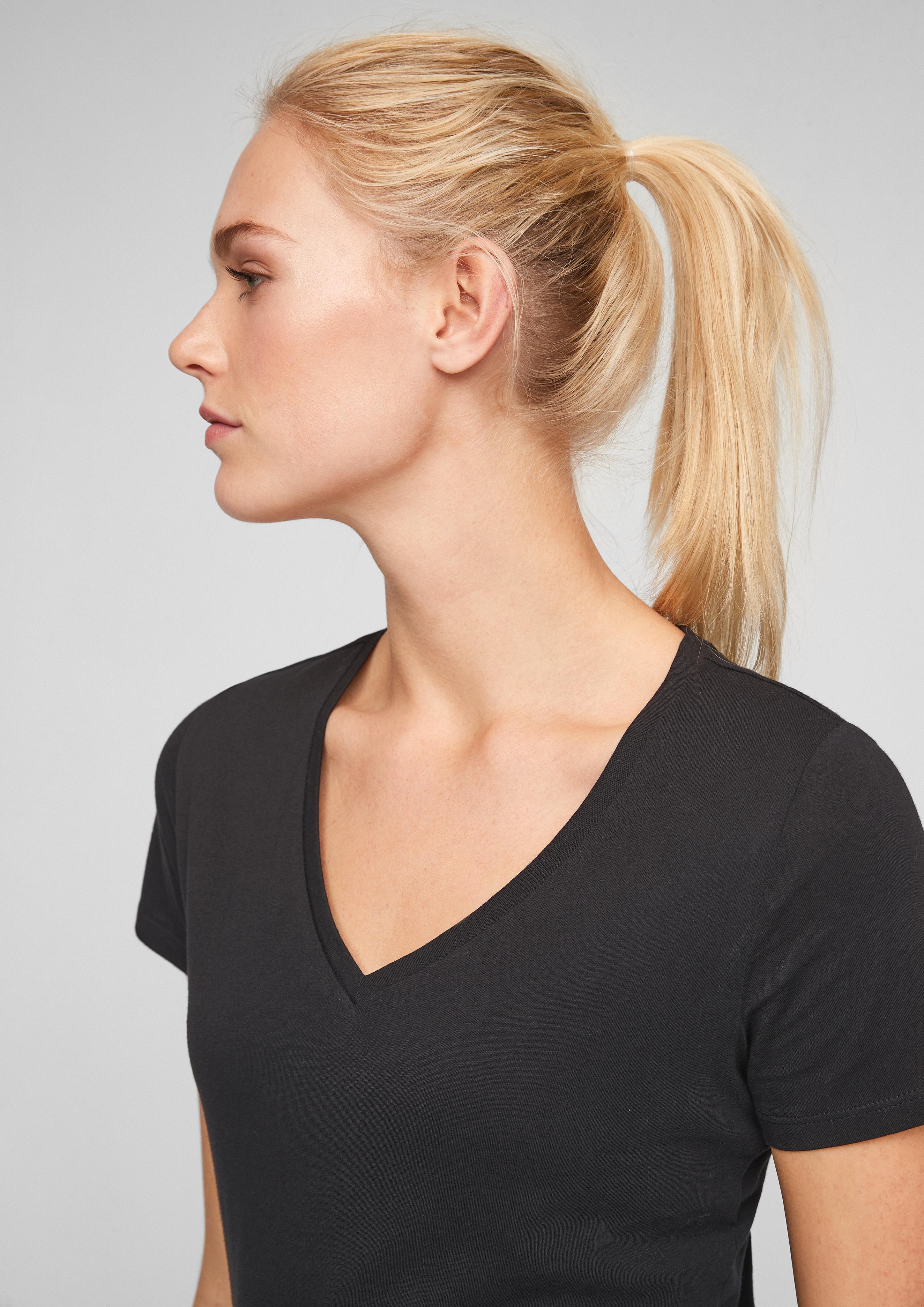 T-Shirt mit V-Ausschnitt  45.899.32.6149-9999