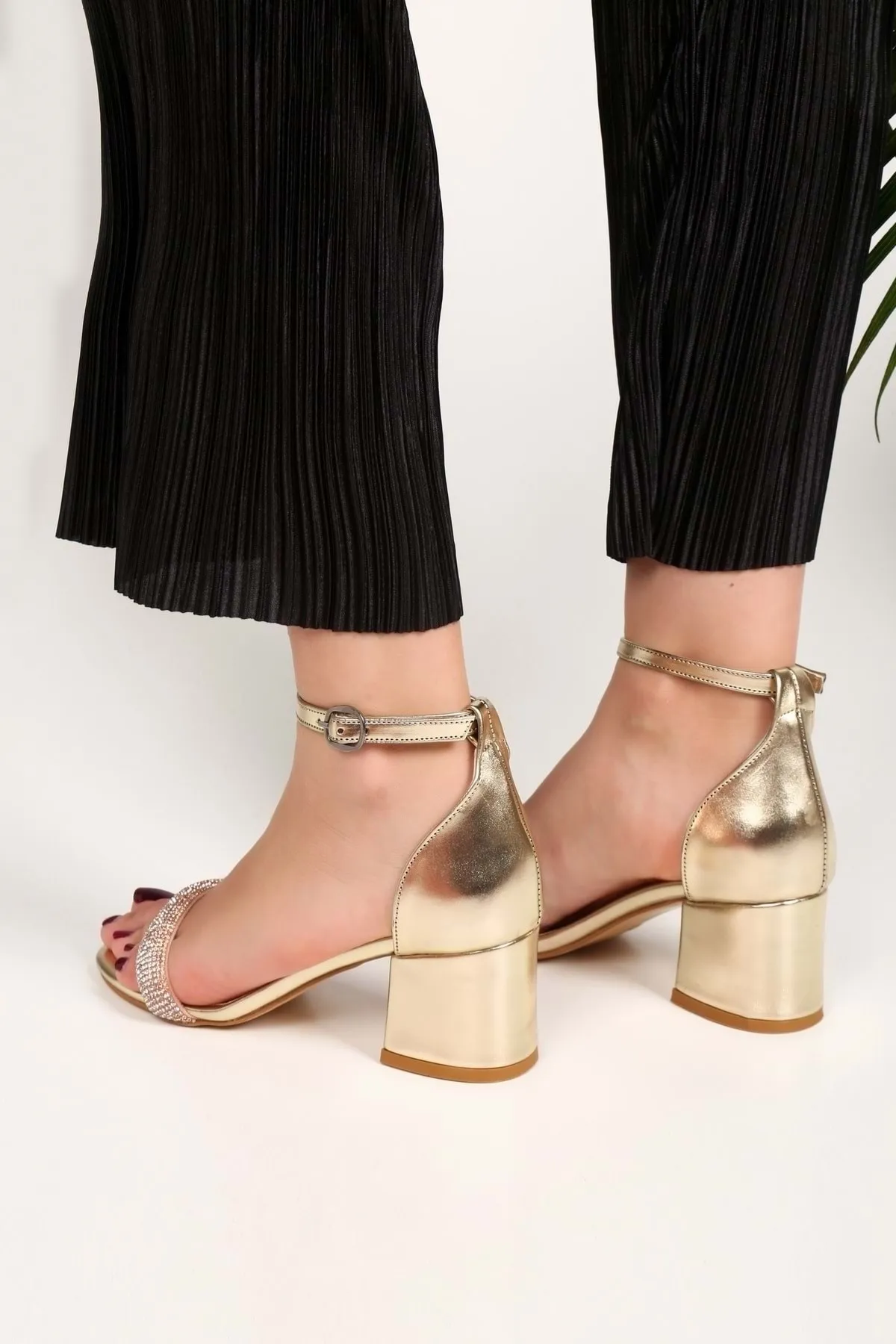 Shoeberry  Damen-Schuhe „Aris Gold Metallic“ mit einzelnem Riemen und Absatz