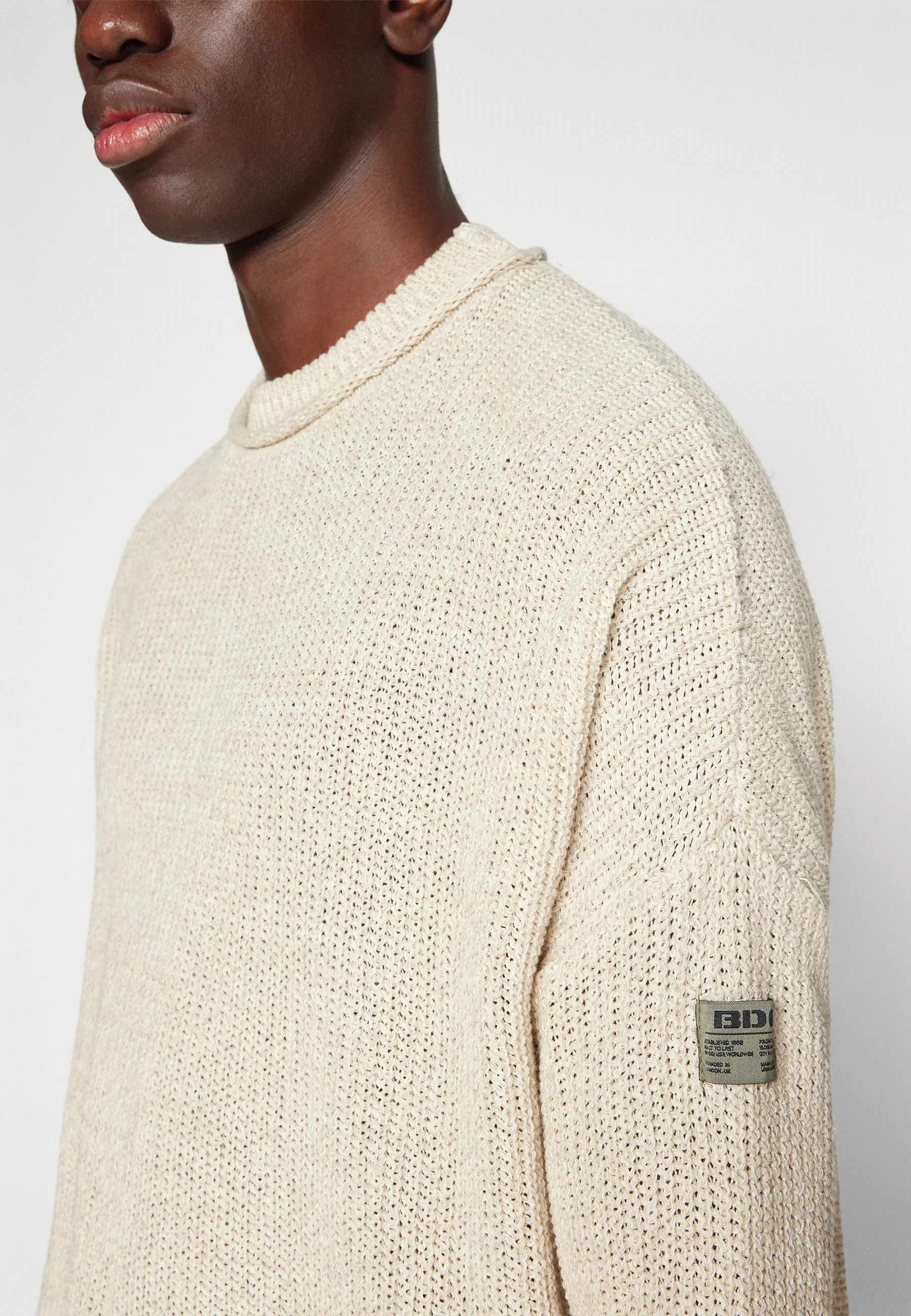 Suéter con cuello redondo trenzado de BDG Urban Outfitters