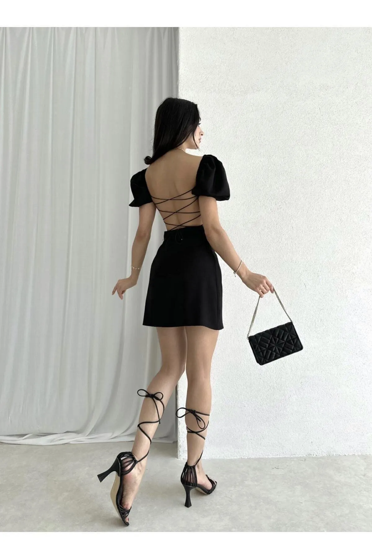 Afiş Butik  Schwarzes, tief sitzendes Kleid mit Wassermelonenärmeln