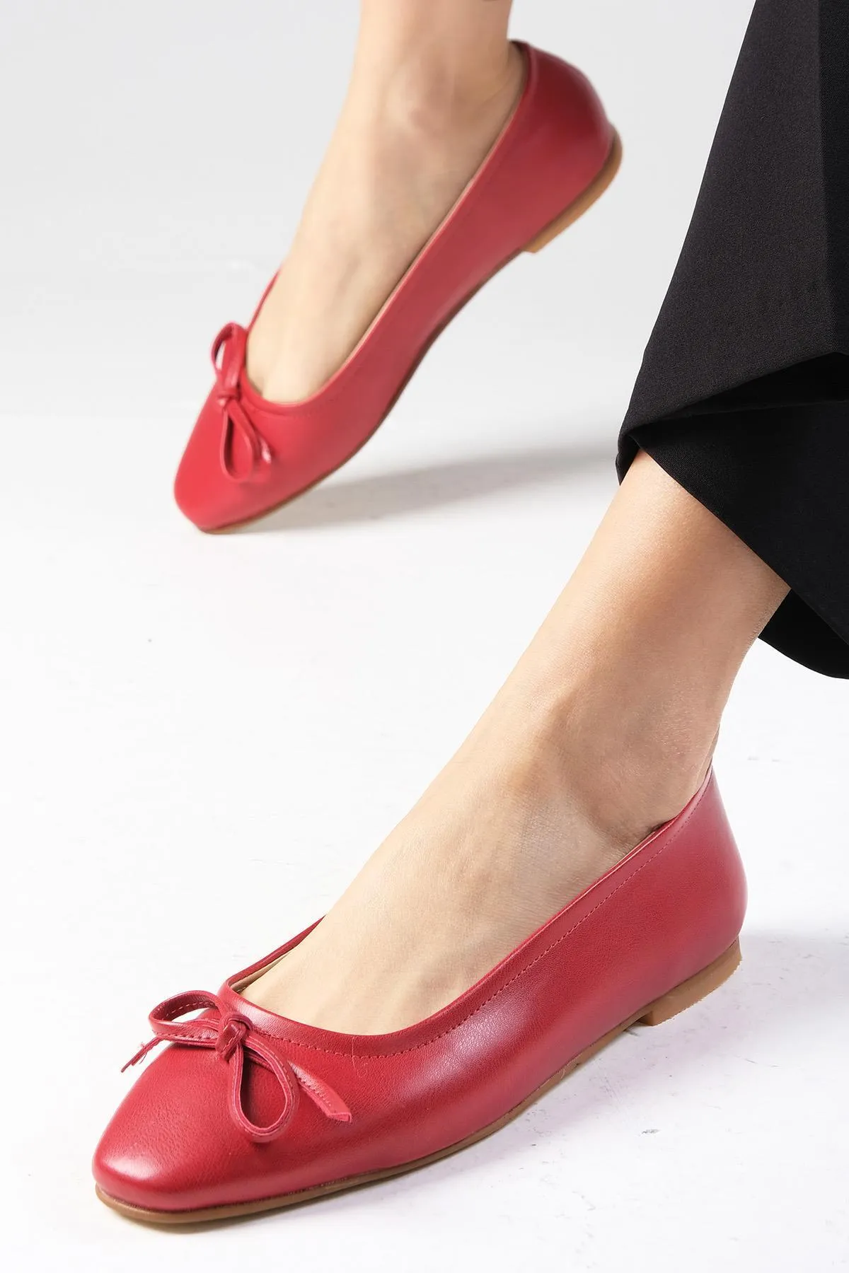 Mio Gusto  Nelly Damen Ballerina-Schuhe mit Schleife in Rot und stumpfer Zehenpartie